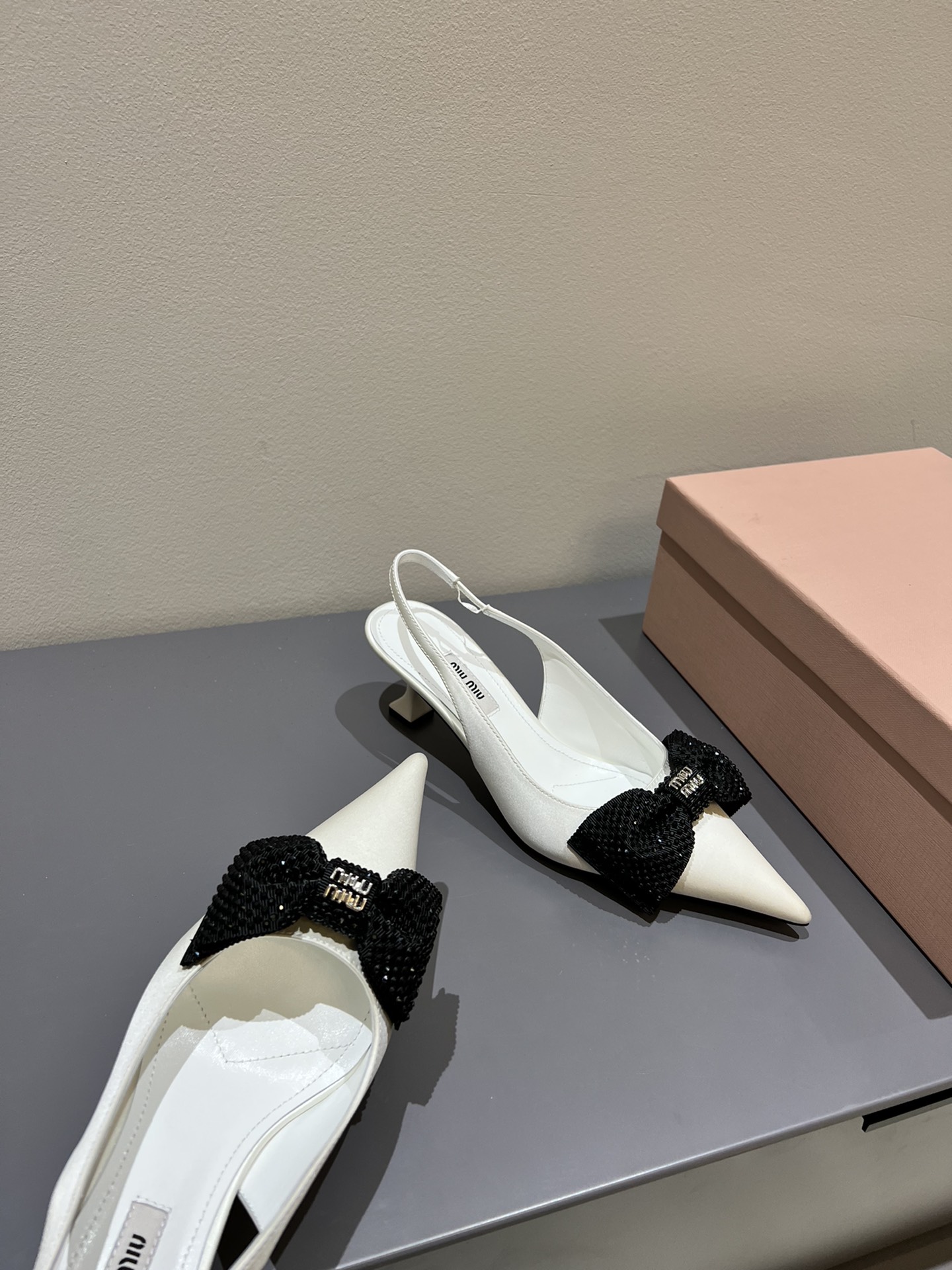 miumiu スニーカー キラキラスーパーコピー 軽量 歩きやすい パンプス 牛革 可愛い 人気シューズ レディース ホワイト_5