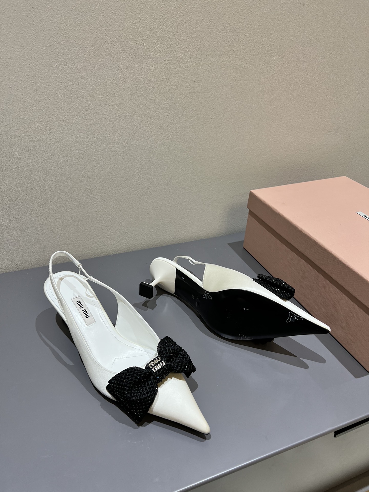 miumiu スニーカー キラキラスーパーコピー 軽量 歩きやすい パンプス 牛革 可愛い 人気シューズ レディース ホワイト_6