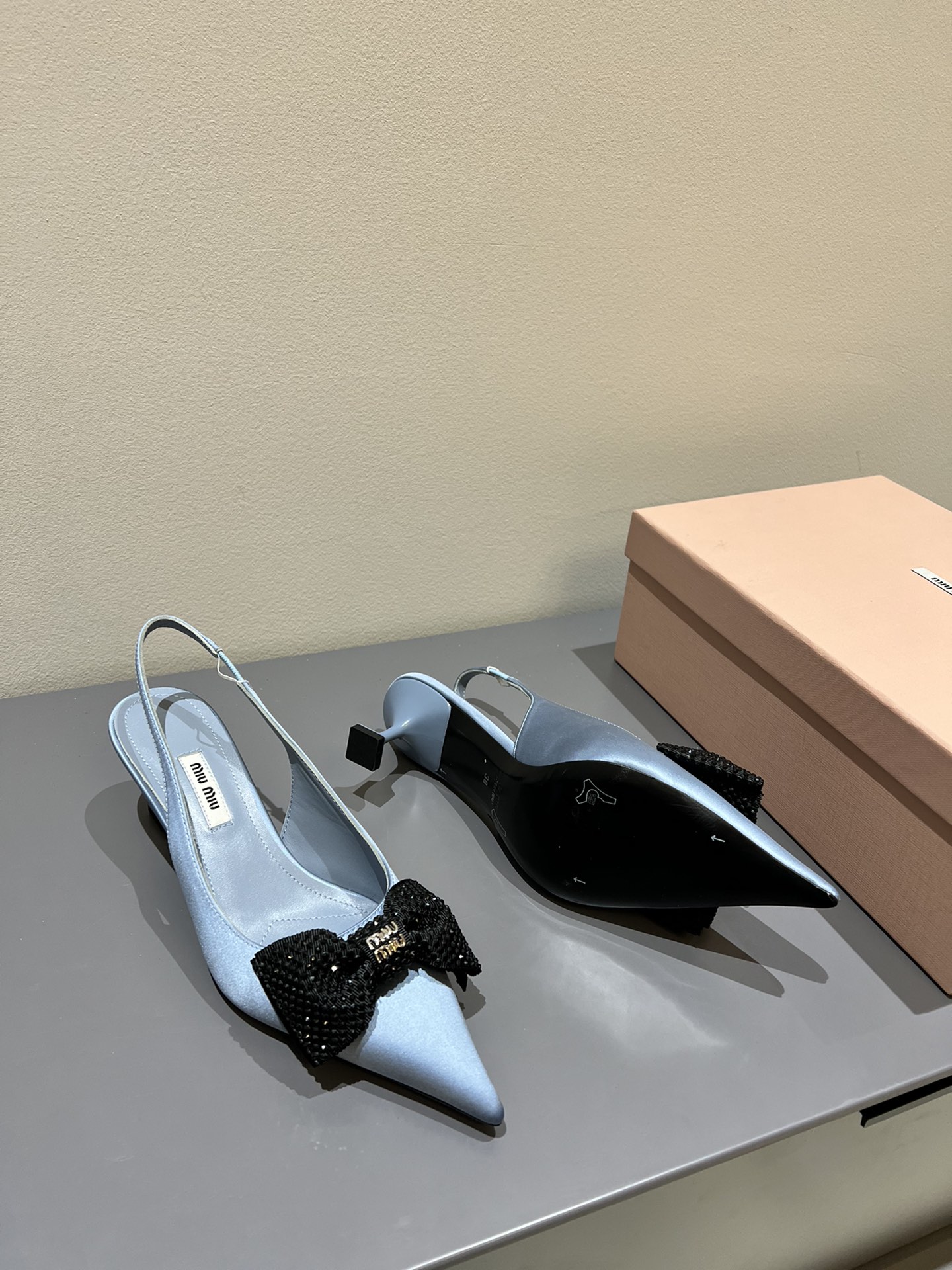miumiu スニーカー レディース激安通販 軽量 歩きやすい パンプス 牛革 可愛い 人気シューズ レディース ブルー_2