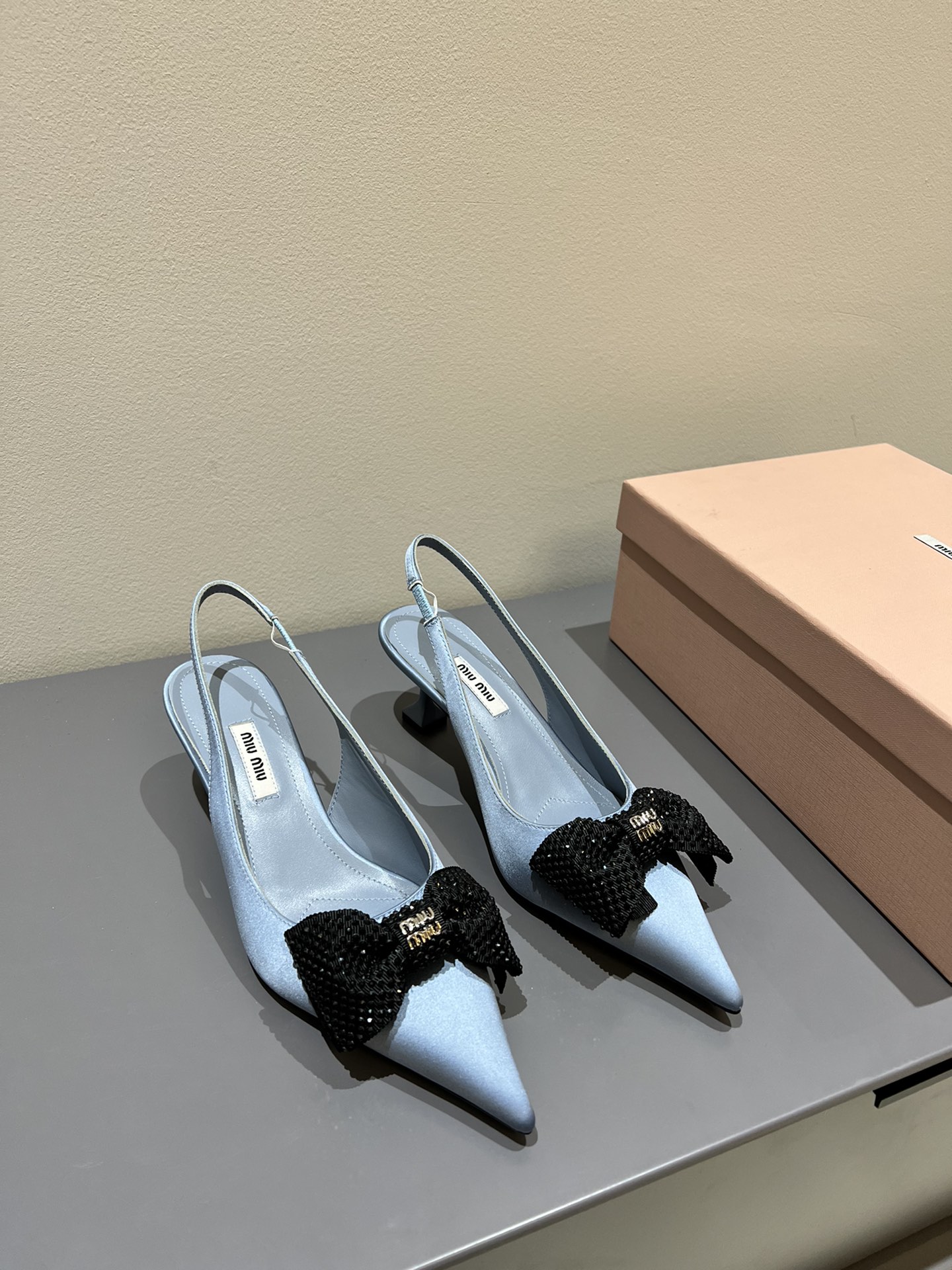 miumiu スニーカー レディース激安通販 軽量 歩きやすい パンプス 牛革 可愛い 人気シューズ レディース ブルー_4