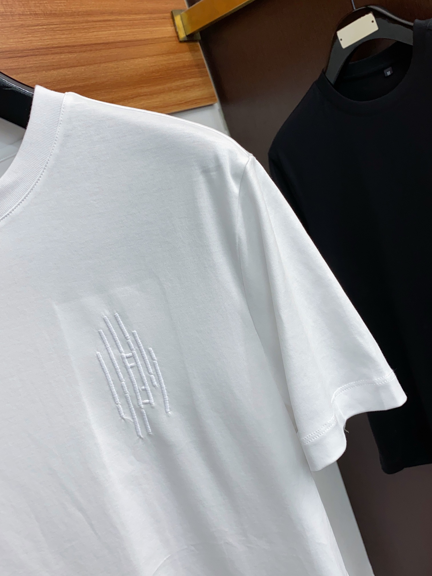 フェンディ 定番人気物 コピー 半袖 Tシャツ コットン ホワイト 柔らかい 花柄_4