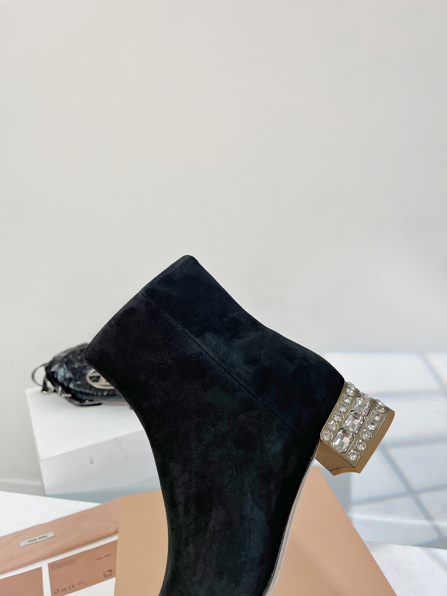miumiu シューズスーパーコピー ブーツ 4㎝ヒール マットニス ゆったり 優雅 美脚 レディース ブラック_4