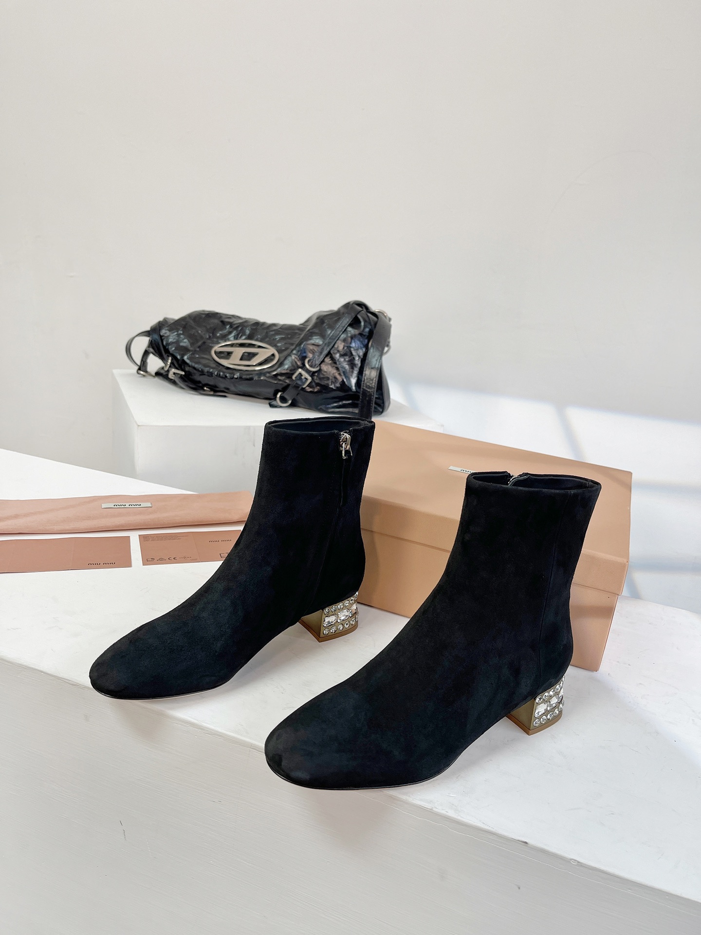 miumiu シューズスーパーコピー ブーツ 4㎝ヒール マットニス ゆったり 優雅 美脚 レディース ブラック_5