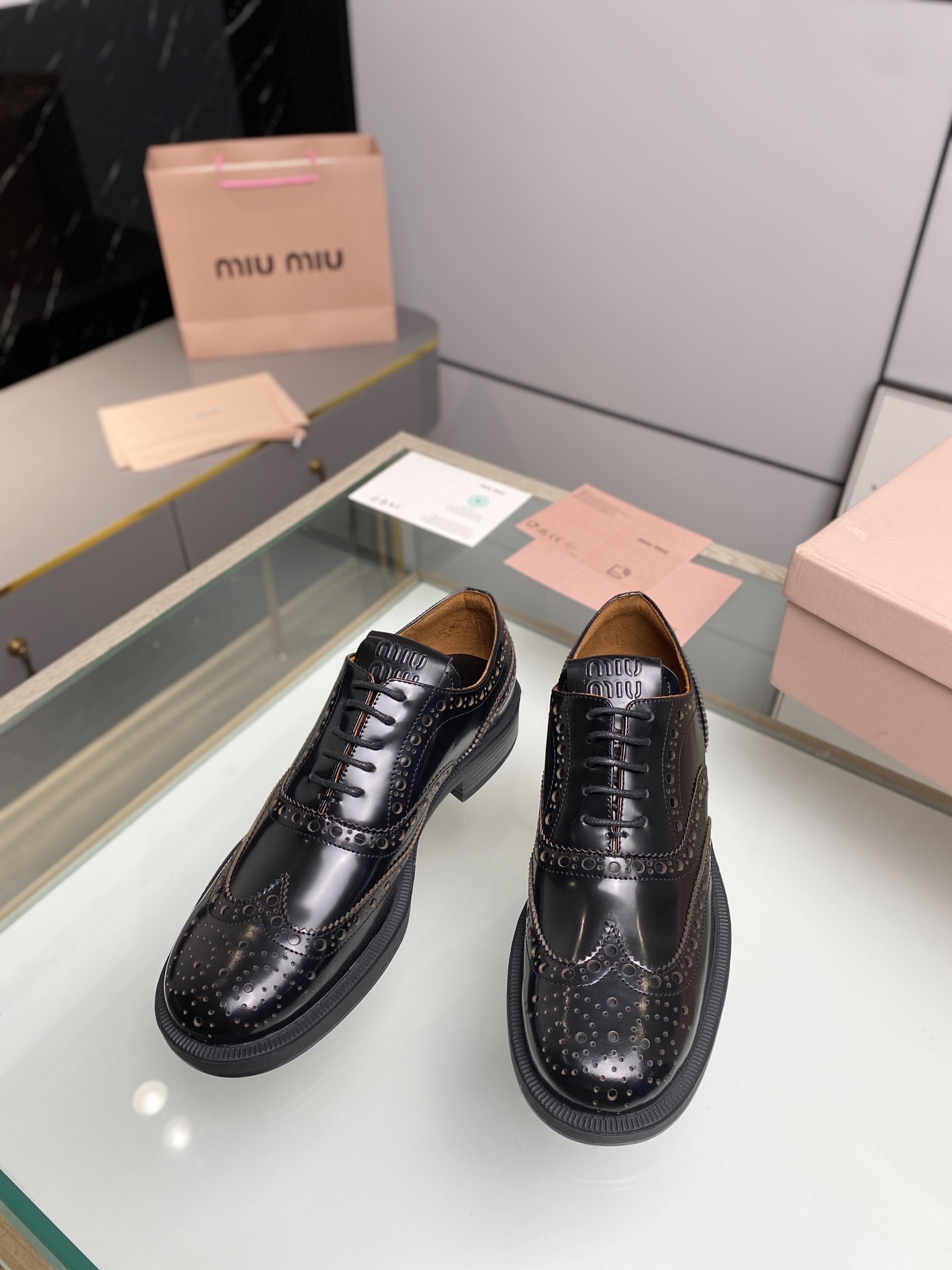 miumiu ウェディング シューズスーパーコピー 本革 ビジネス 革靴 軽量 歩きやすい 紳士靴 通気 シューズ  人気 ブラック_1