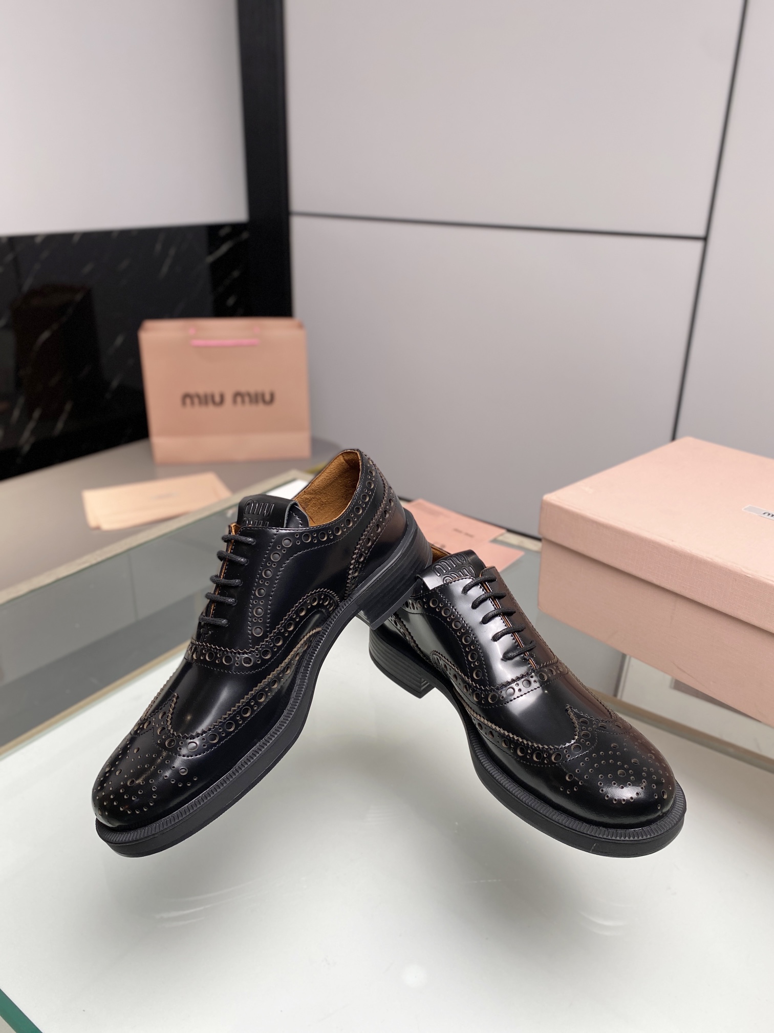 miumiu ウェディング シューズスーパーコピー 本革 ビジネス 革靴 軽量 歩きやすい 紳士靴 通気 シューズ  人気 ブラック_7