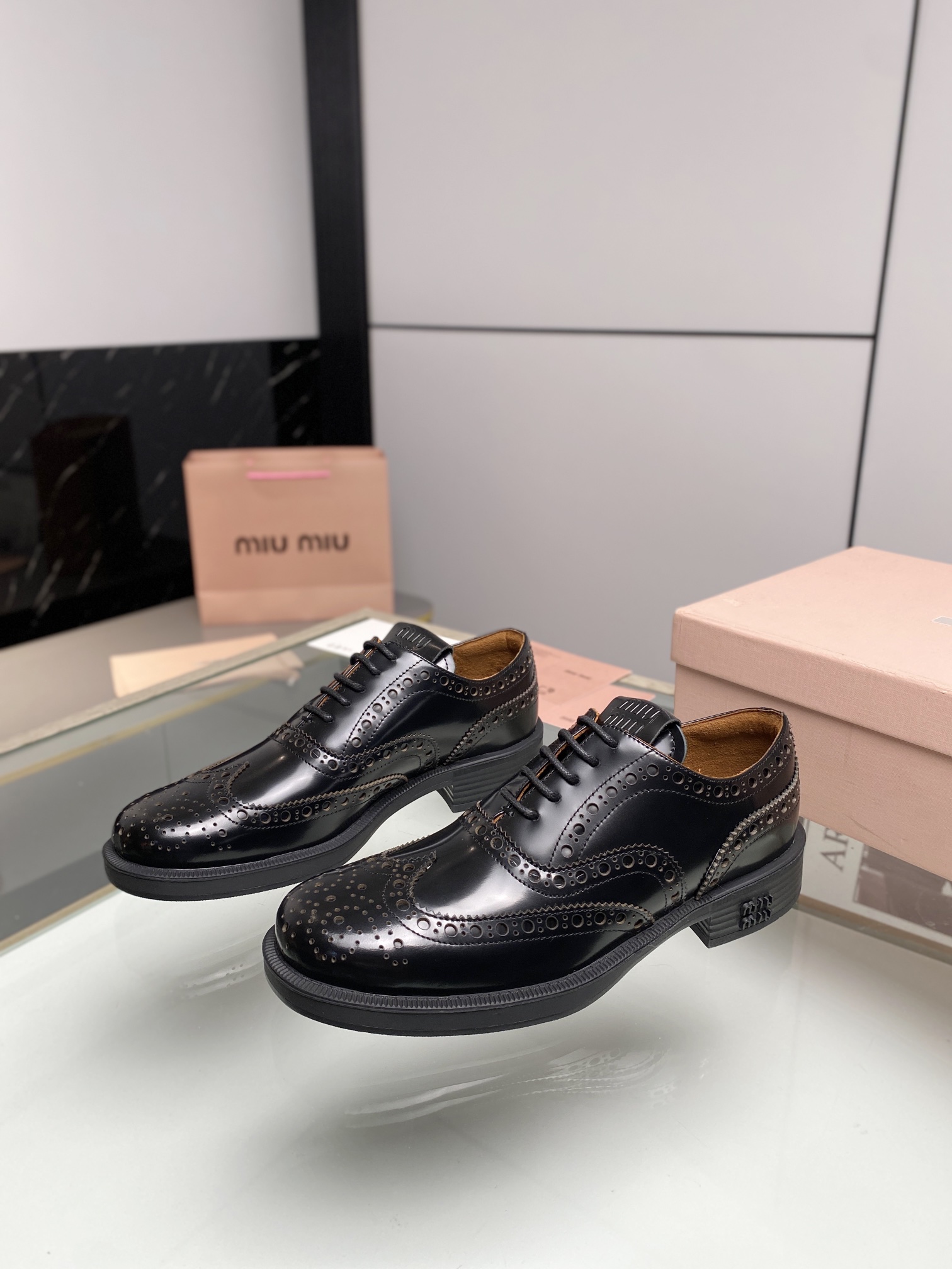 miumiu ウェディング シューズスーパーコピー 本革 ビジネス 革靴 軽量 歩きやすい 紳士靴 通気 シューズ  人気 ブラック_8