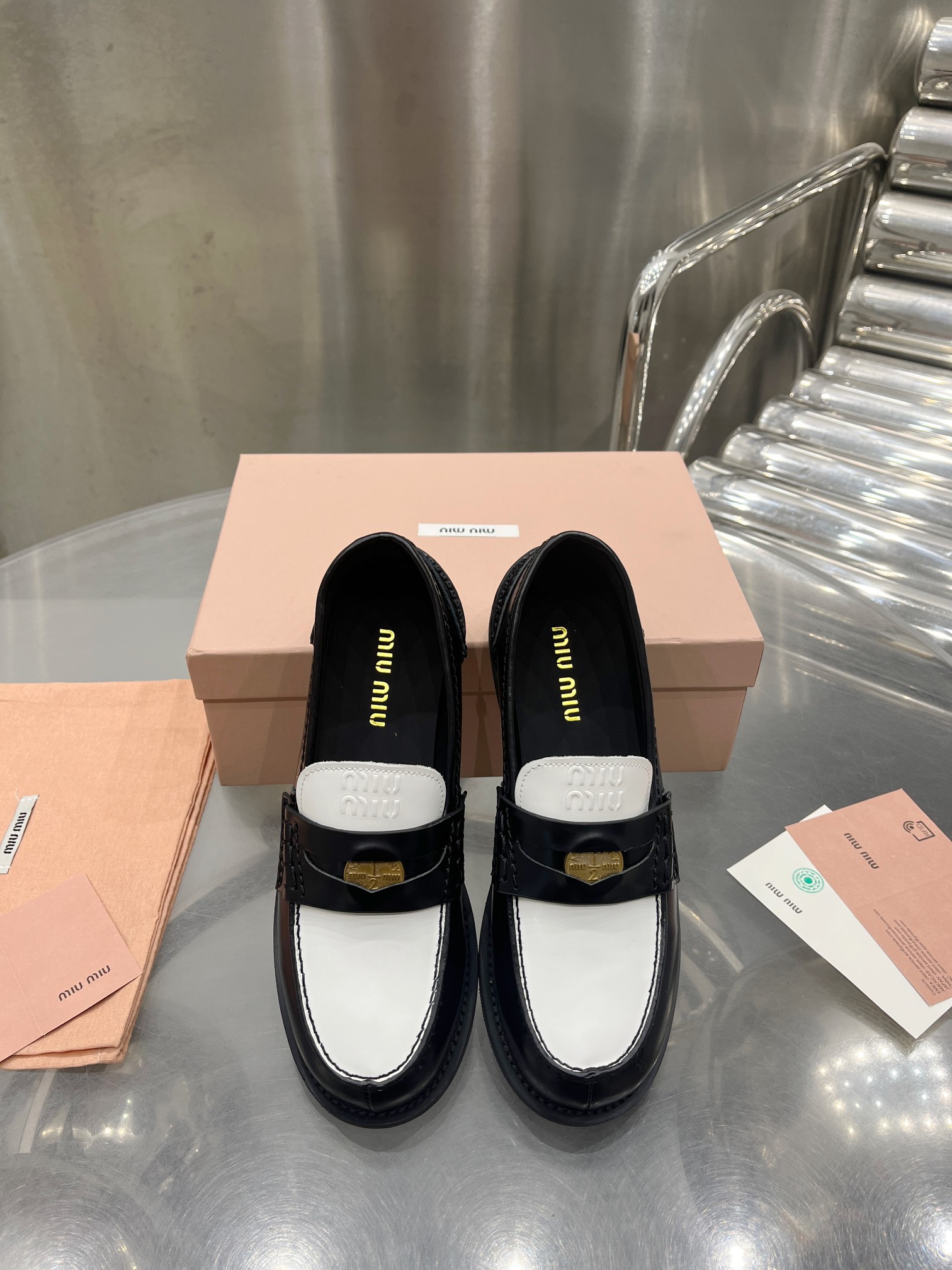 miumiu スニーカー 白Ｎ級品 本革 ローファー スリッポン モカシン レザー カジュアル 紳士靴 防滑 ブラック_2
