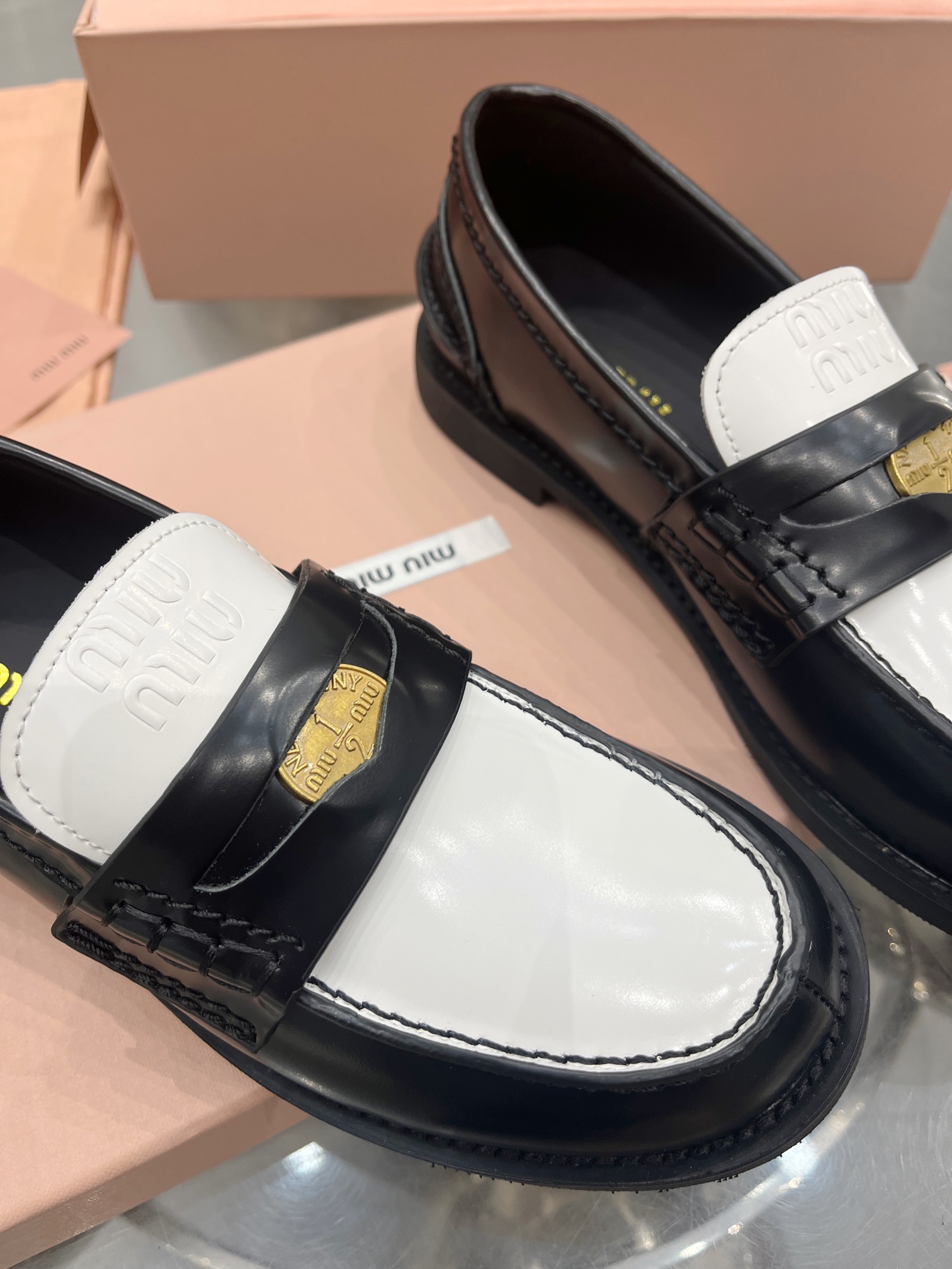miumiu スニーカー 白Ｎ級品 本革 ローファー スリッポン モカシン レザー カジュアル 紳士靴 防滑 ブラック_3