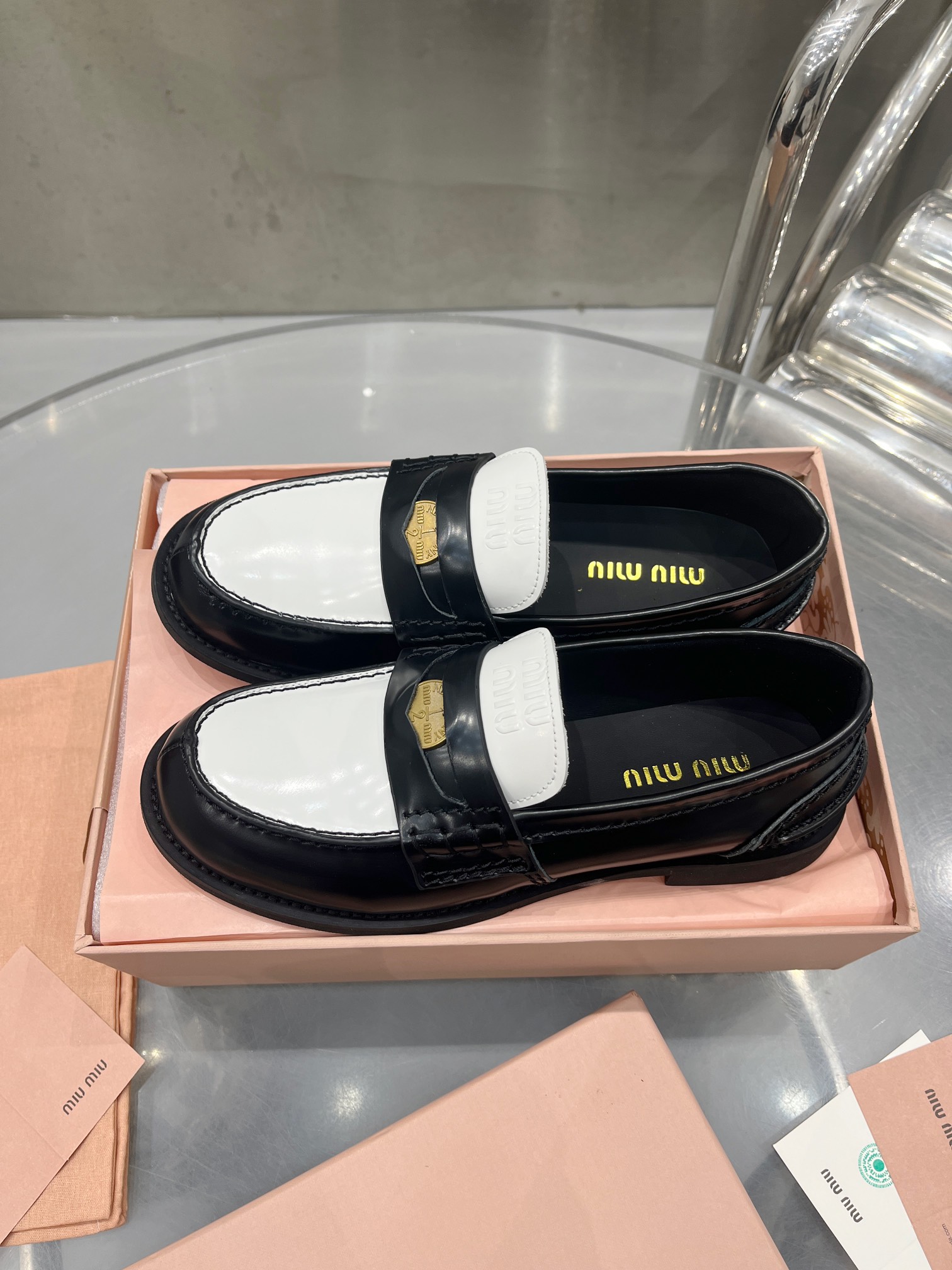 miumiu スニーカー 白Ｎ級品 本革 ローファー スリッポン モカシン レザー カジュアル 紳士靴 防滑 ブラック_4