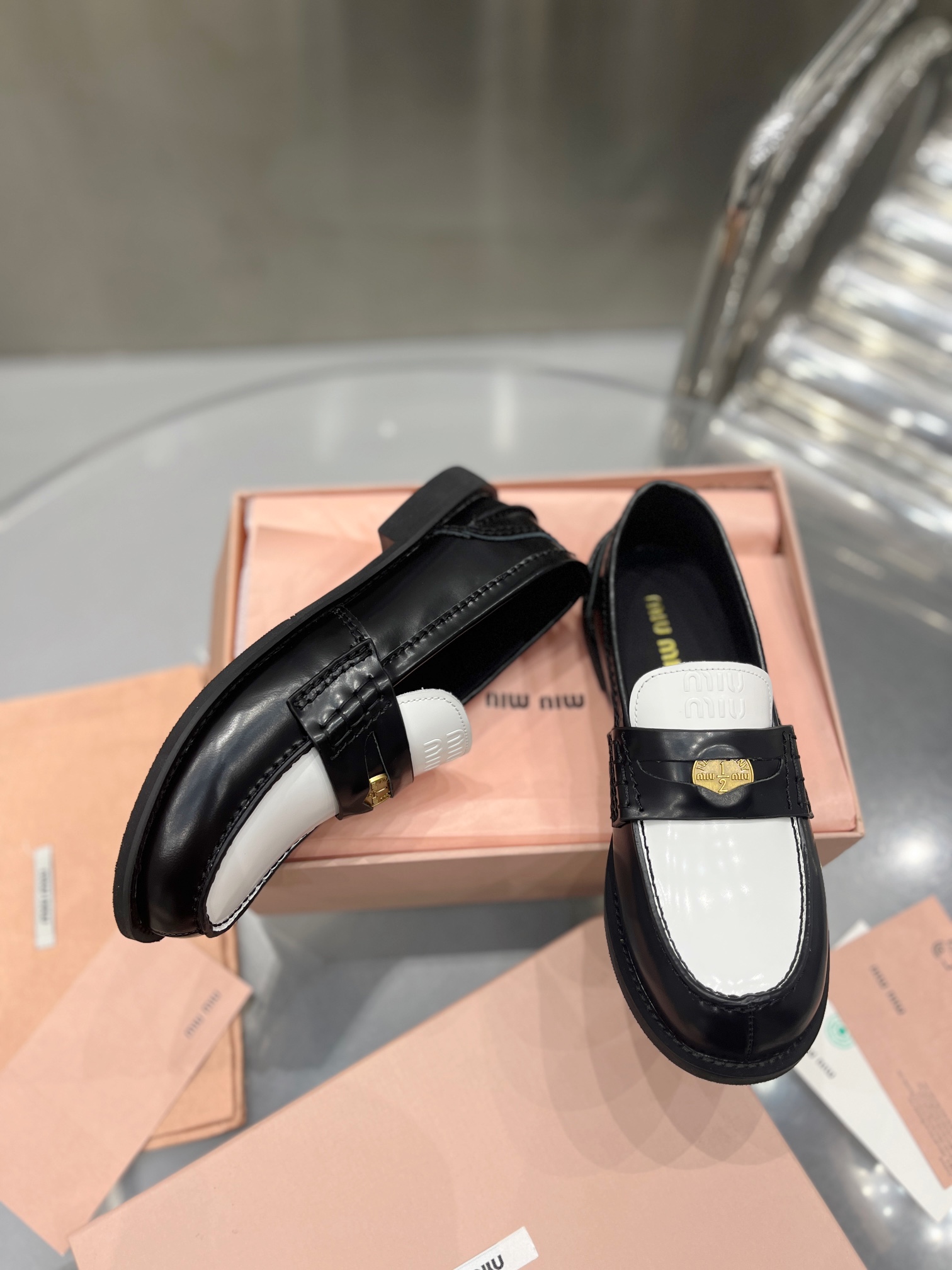 miumiu スニーカー 白Ｎ級品 本革 ローファー スリッポン モカシン レザー カジュアル 紳士靴 防滑 ブラック_5