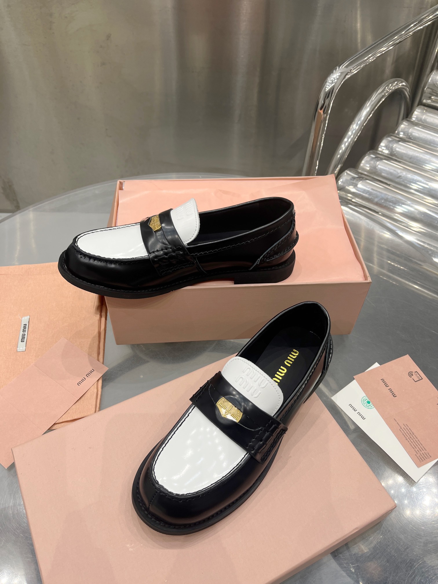 miumiu スニーカー 白Ｎ級品 本革 ローファー スリッポン モカシン レザー カジュアル 紳士靴 防滑 ブラック_6