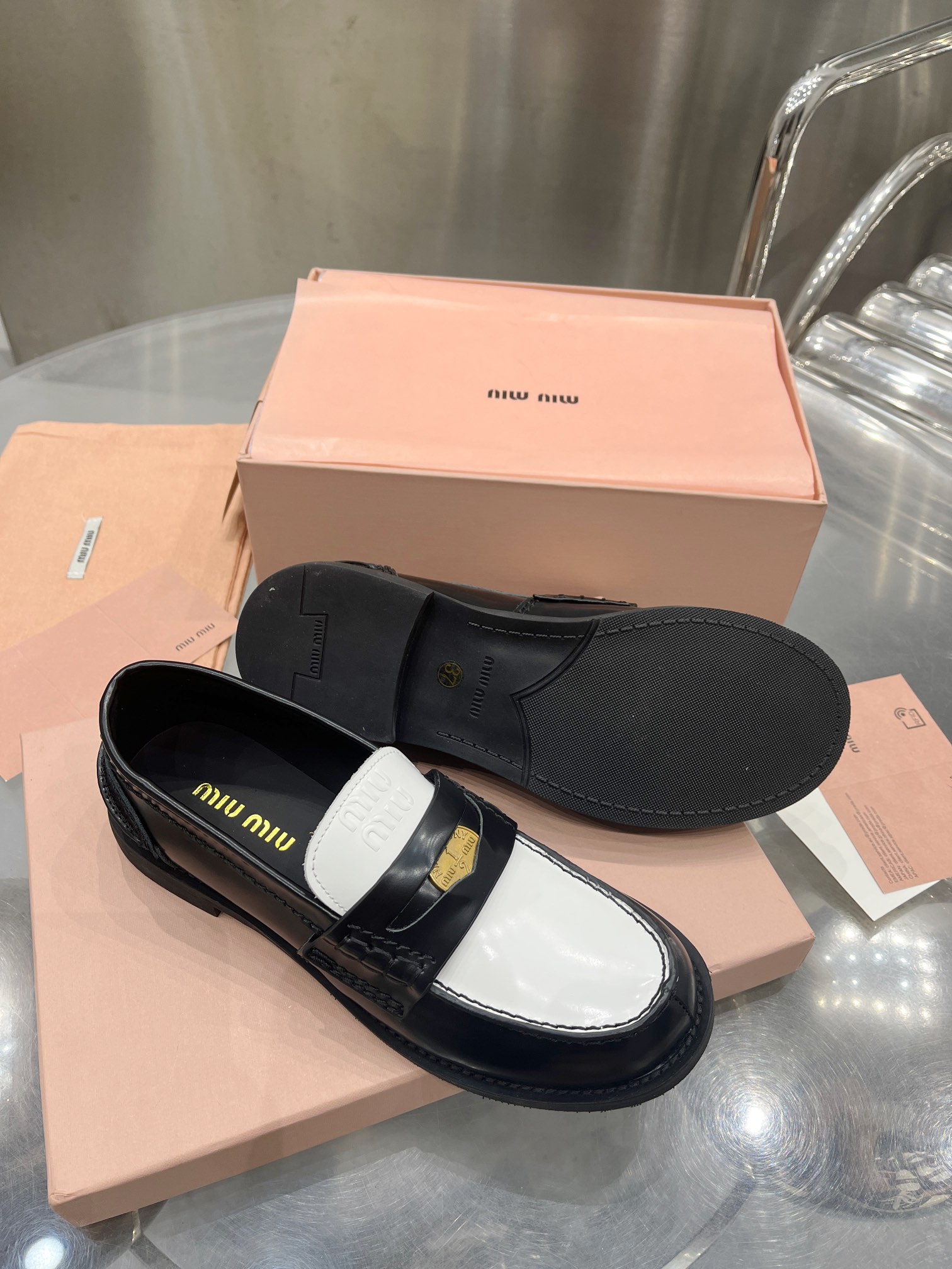 miumiu スニーカー 白Ｎ級品 本革 ローファー スリッポン モカシン レザー カジュアル 紳士靴 防滑 ブラック_7