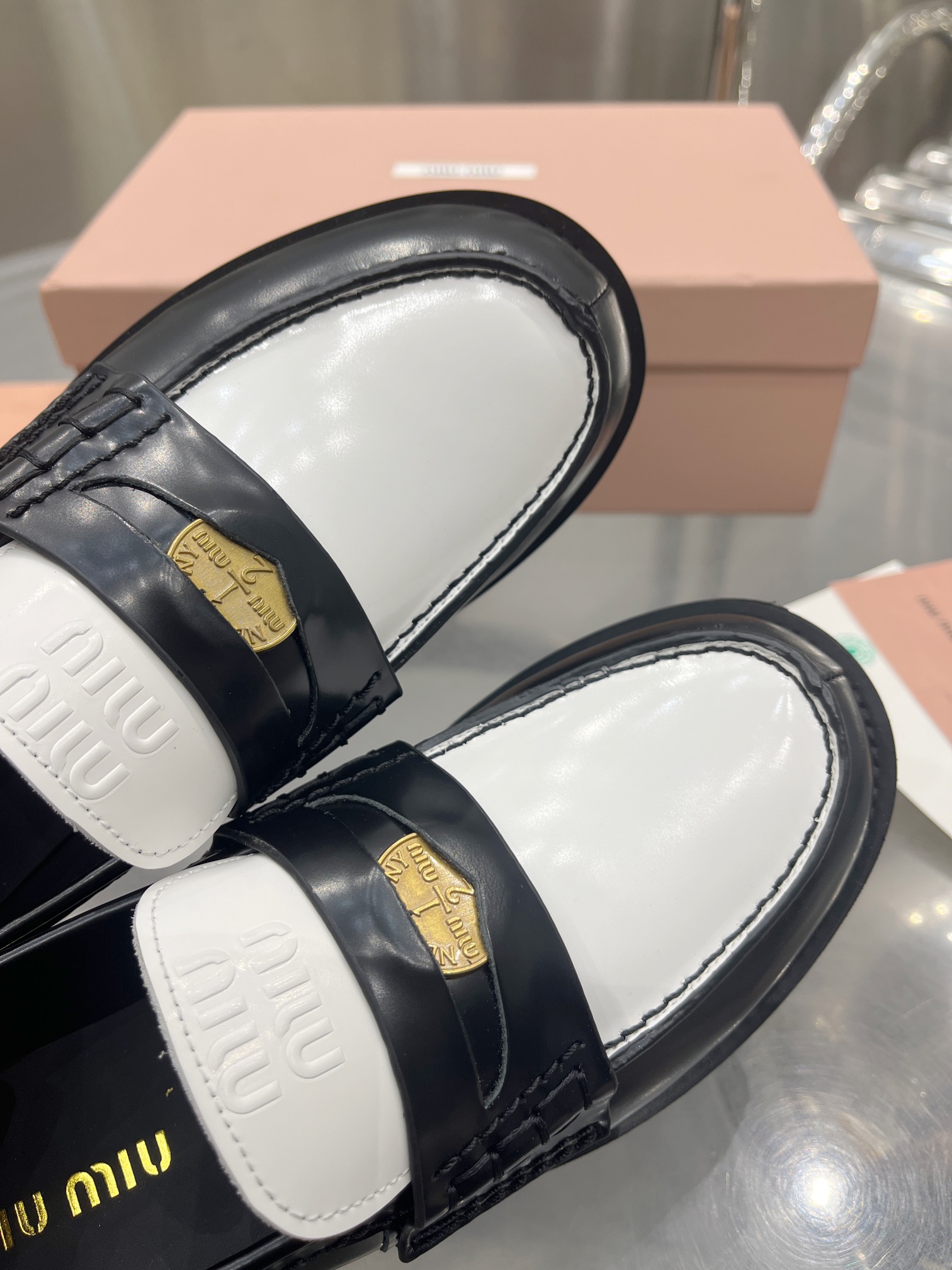 miumiu スニーカー 白Ｎ級品 本革 ローファー スリッポン モカシン レザー カジュアル 紳士靴 防滑 ブラック_8