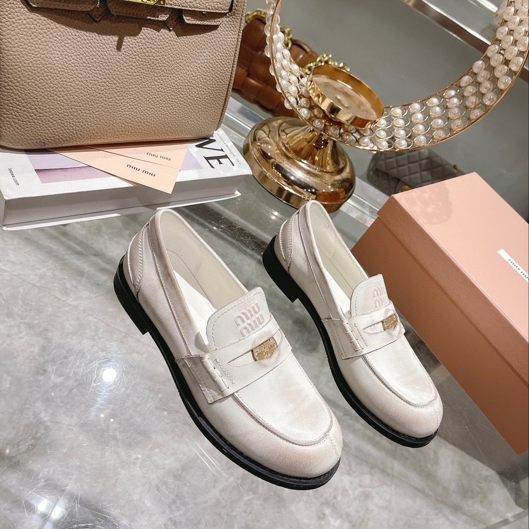 miumiu ブライダル シューズ偽物 牛革 ローファー モカシン 可愛い 防滑 ファッション 人気 ホワイト_2