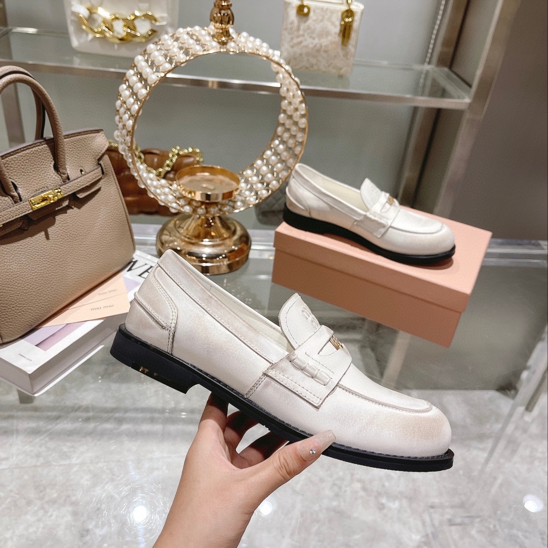 miumiu ブライダル シューズ偽物 牛革 ローファー モカシン 可愛い 防滑 ファッション 人気 ホワイト_4