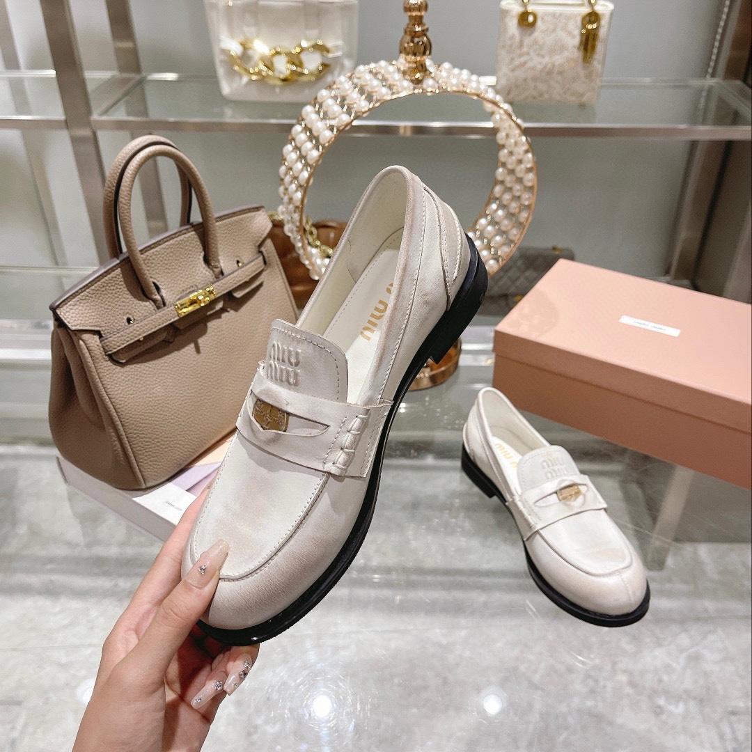 miumiu ブライダル シューズ偽物 牛革 ローファー モカシン 可愛い 防滑 ファッション 人気 ホワイト_5