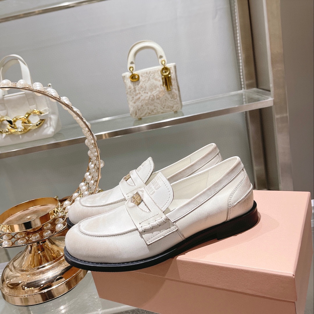 miumiu ブライダル シューズ偽物 牛革 ローファー モカシン 可愛い 防滑 ファッション 人気 ホワイト_6
