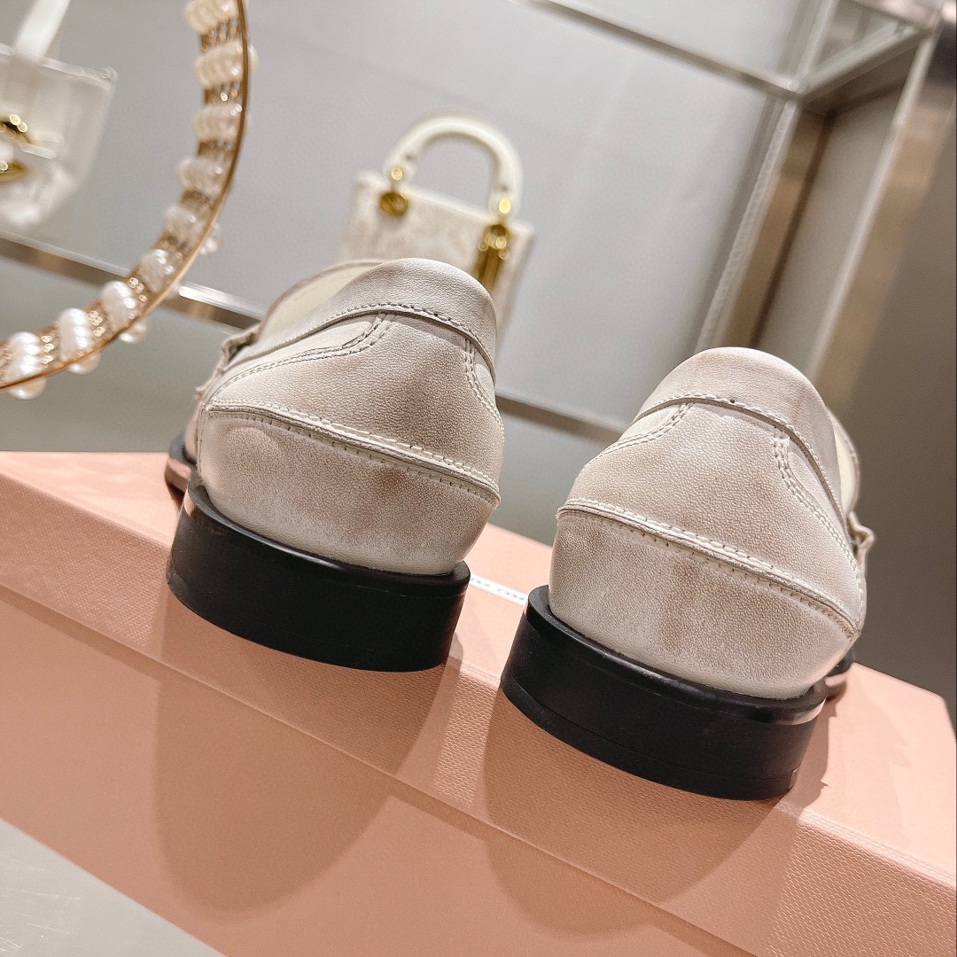 miumiu ブライダル シューズ偽物 牛革 ローファー モカシン 可愛い 防滑 ファッション 人気 ホワイト_9