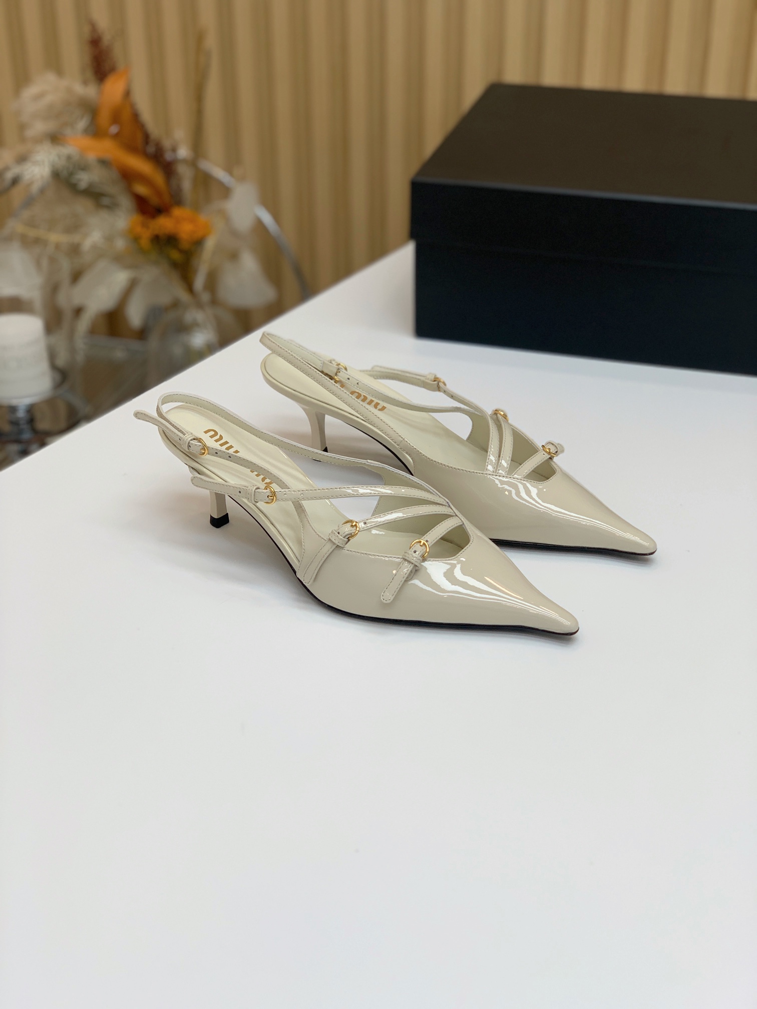 ミュウ ミュウ フラット シューズコピー 美脚 レディースシューズ パンプス ハイヒール レザー 歩きやすい ホワイト_2