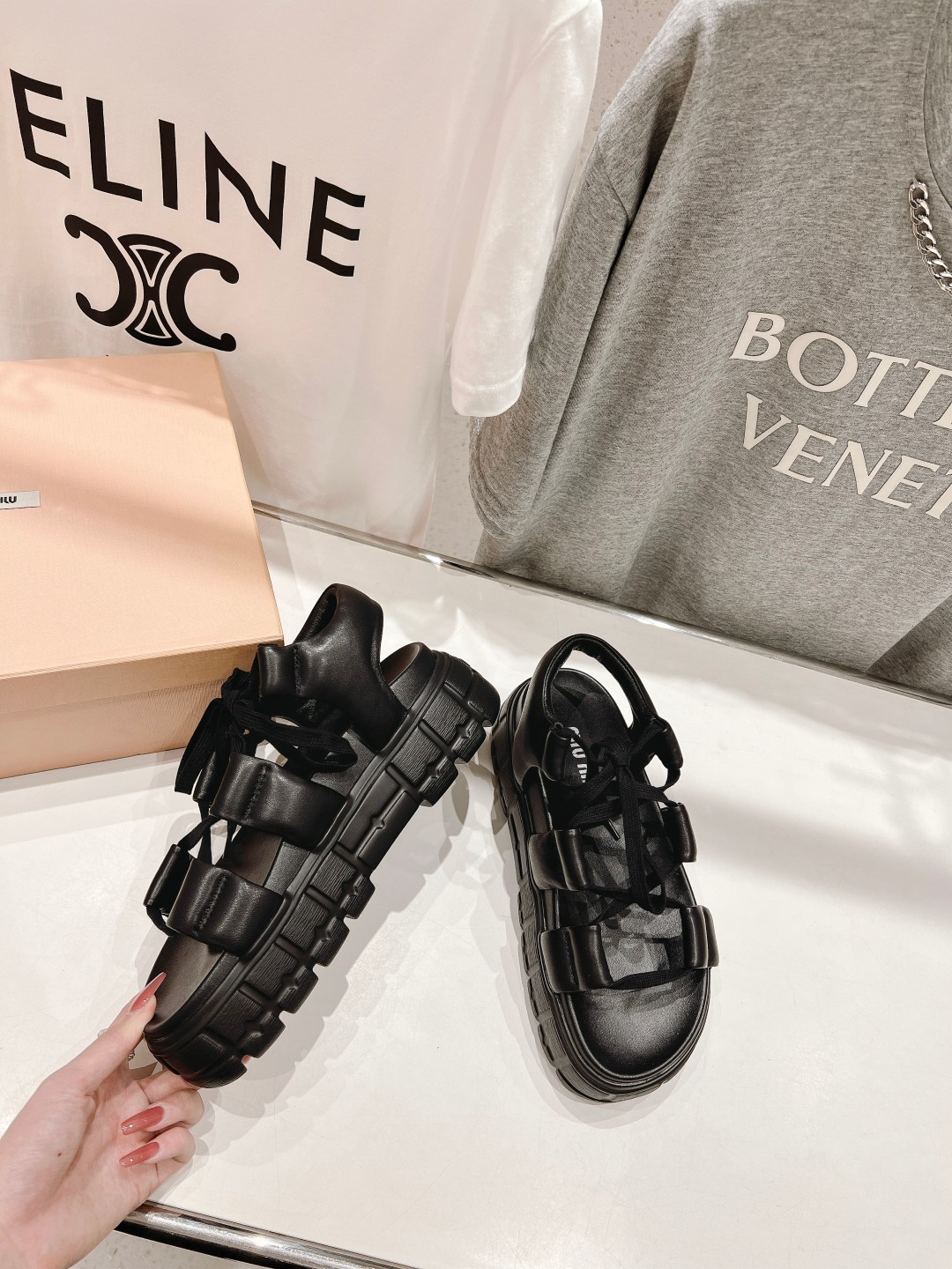 miumiu スニーカー レディース激安通販 夏シューズ レザー サンダル カジュアルシューズ 人気新作 ブラック_2