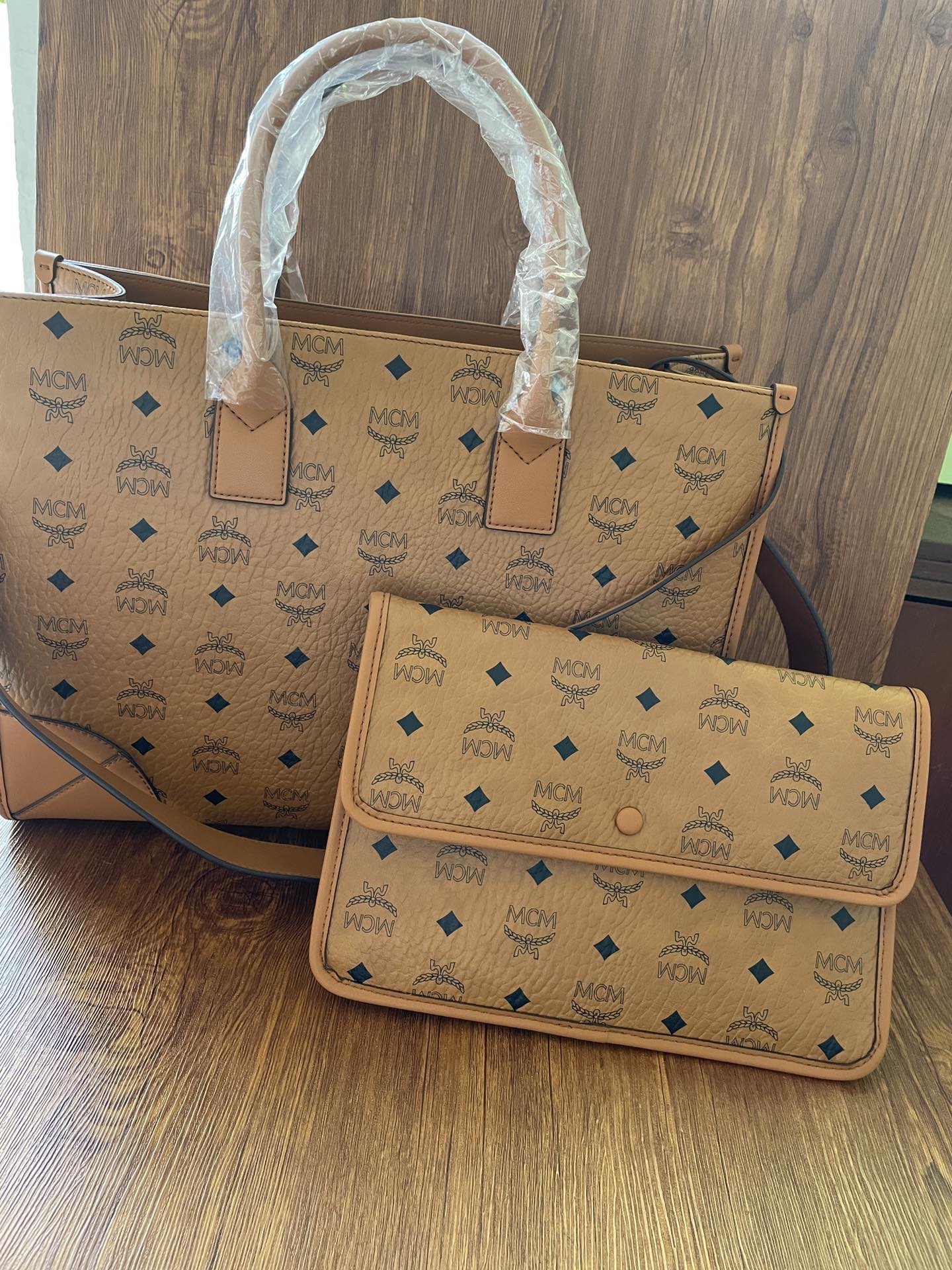 MCMエムシーエム ボストンバッグコピー 大容量 ファッション 持ちバッグ 牛革 通勤 シンプル 杏色_2