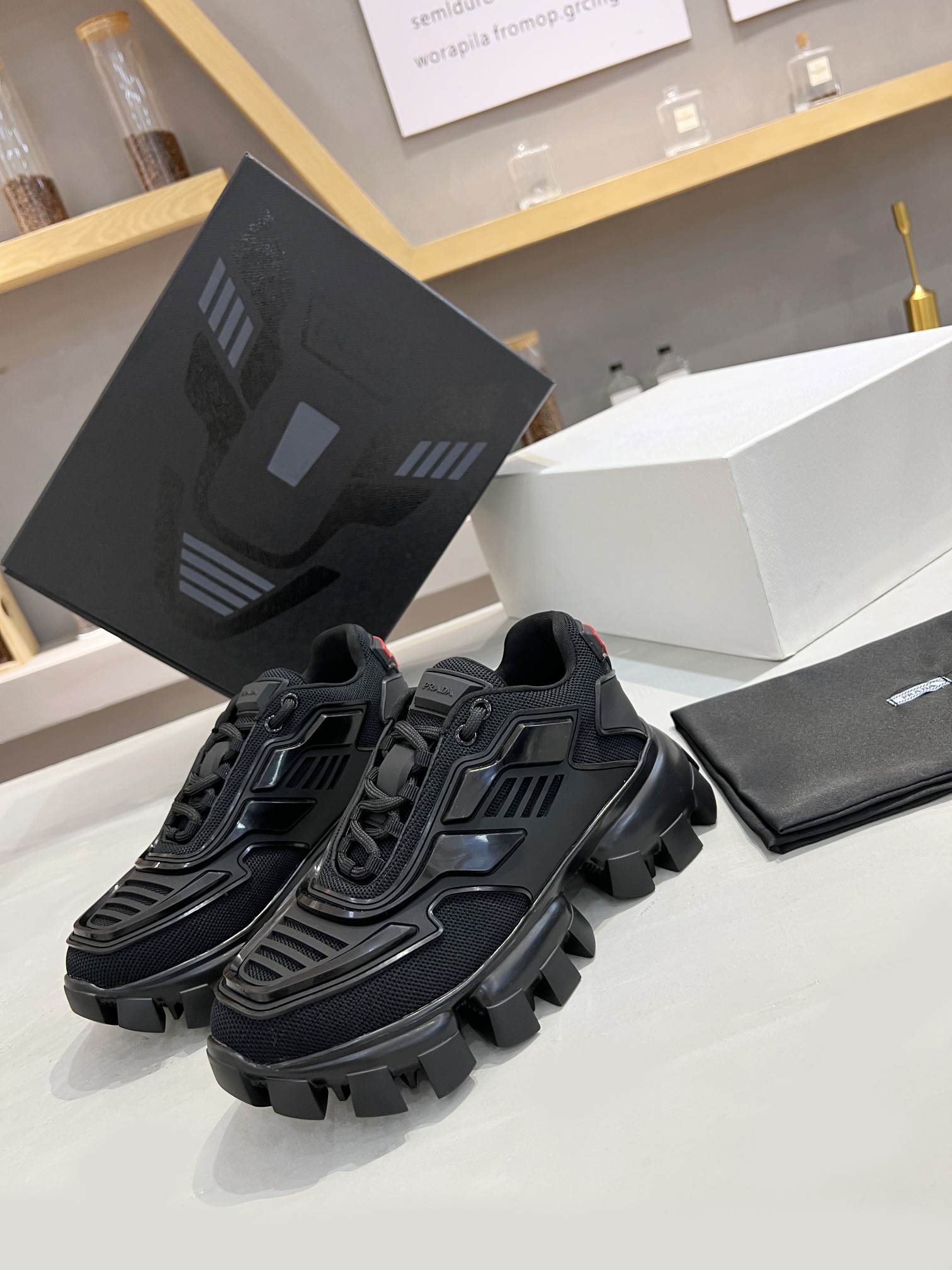 PRADAプラダシューズスーパーコピー 厚底 カジュアルシューズ 5㎝ヒール シンプル 美脚 ブラック_3