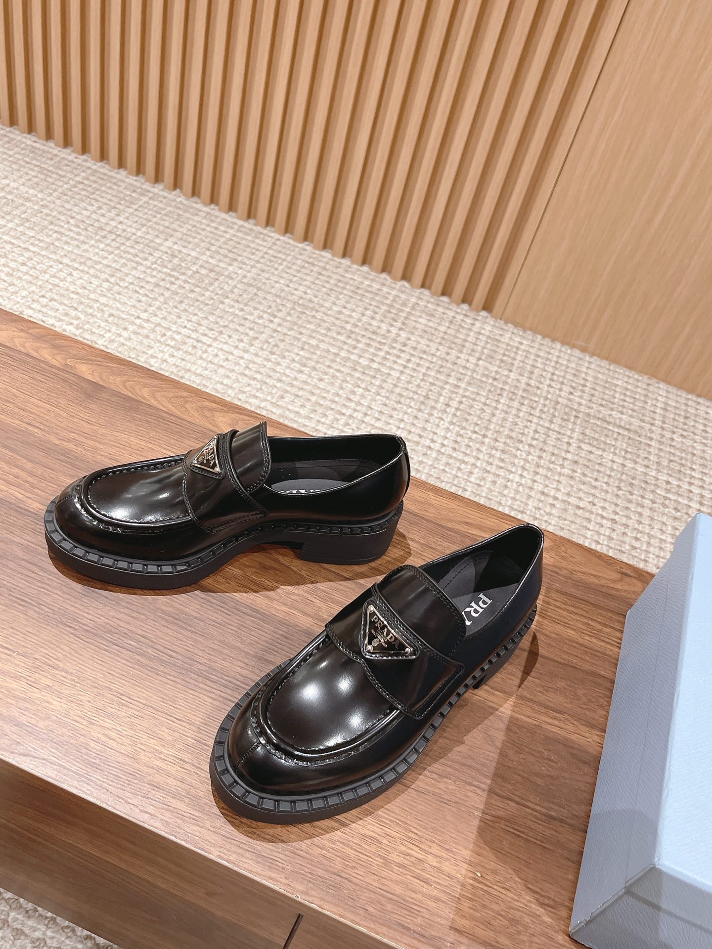 PRADAプラダの靴が欲しいの激安通販 モカシン ローファー 歩きやすい 牛革 シンプル 軽量 ブラック_3