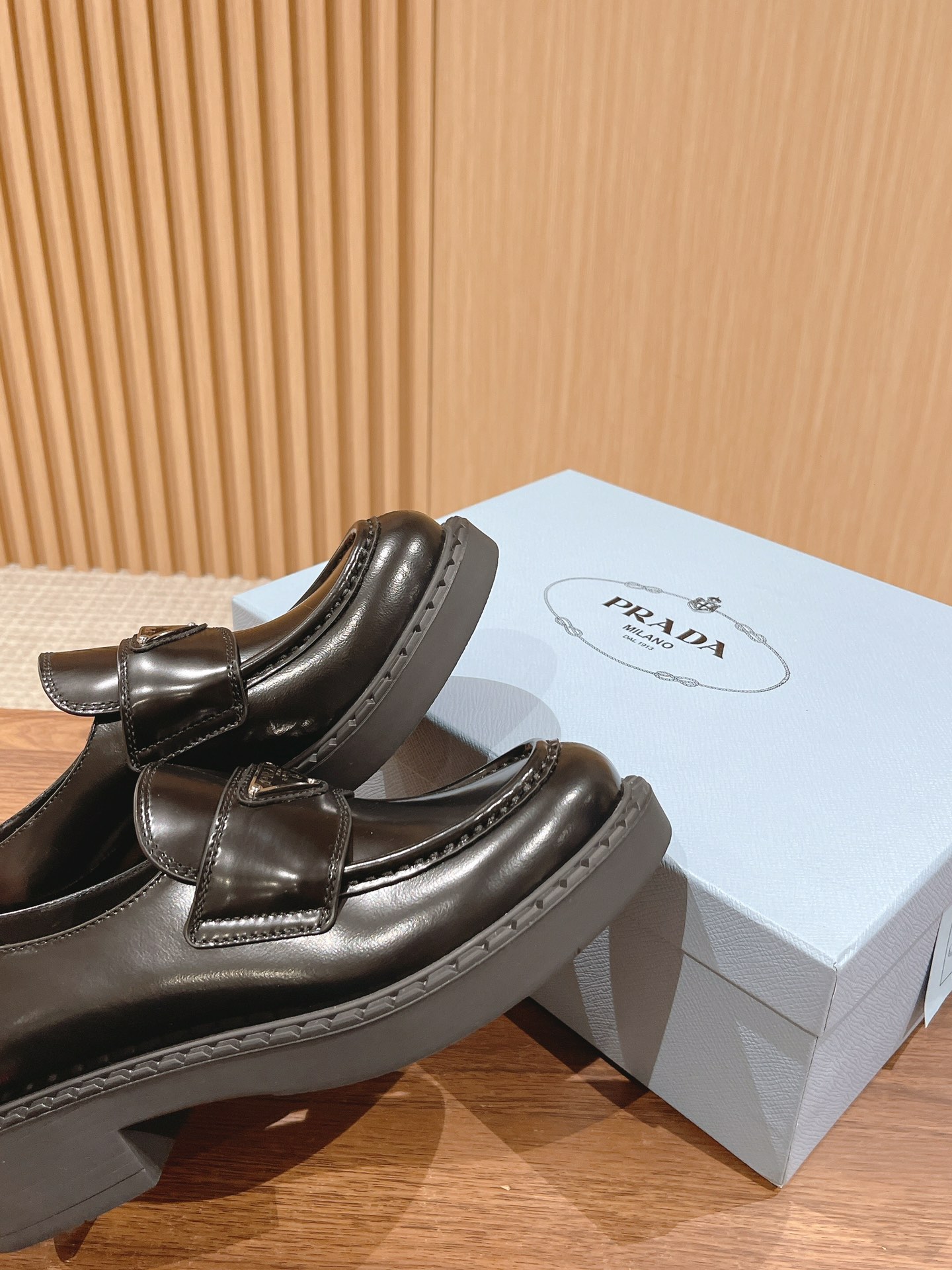PRADAプラダの靴が欲しいの激安通販 モカシン ローファー 歩きやすい 牛革 シンプル 軽量 ブラック_6