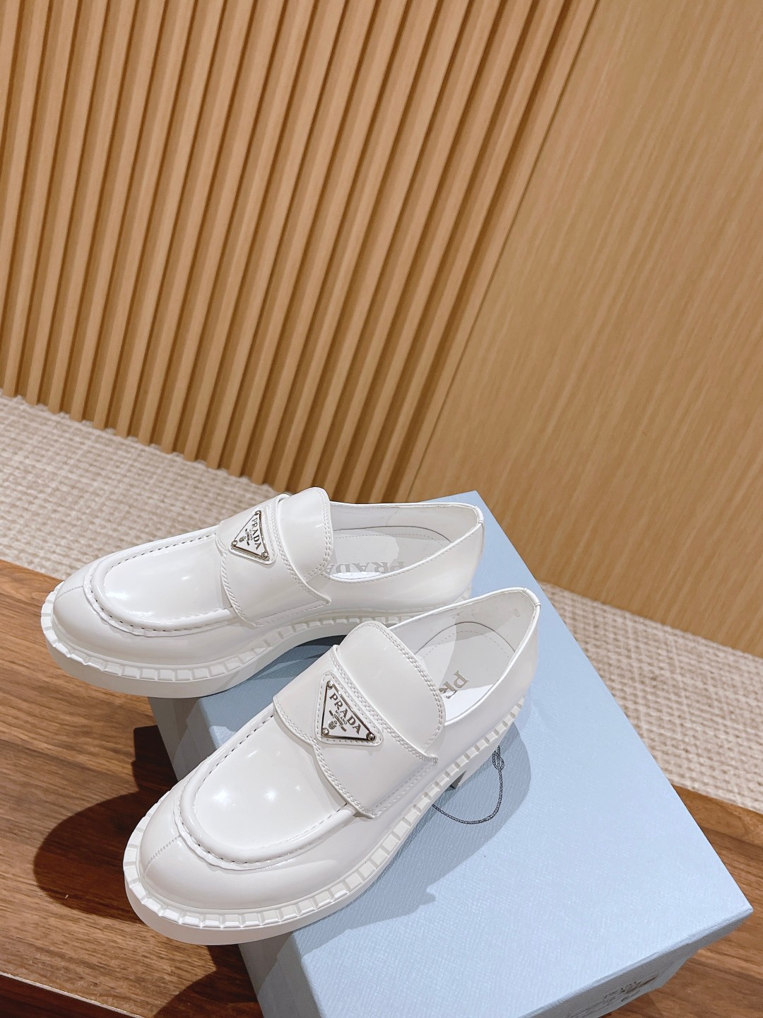 PRADAプラダ靴のサイズ偽物 モカシン ローファー 歩きやすい 牛革 シンプル 軽量 ホワイト_2