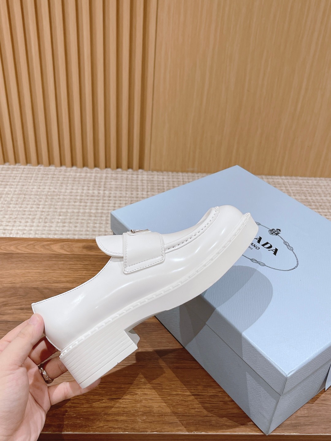 PRADAプラダ靴のサイズ偽物 モカシン ローファー 歩きやすい 牛革 シンプル 軽量 ホワイト_4