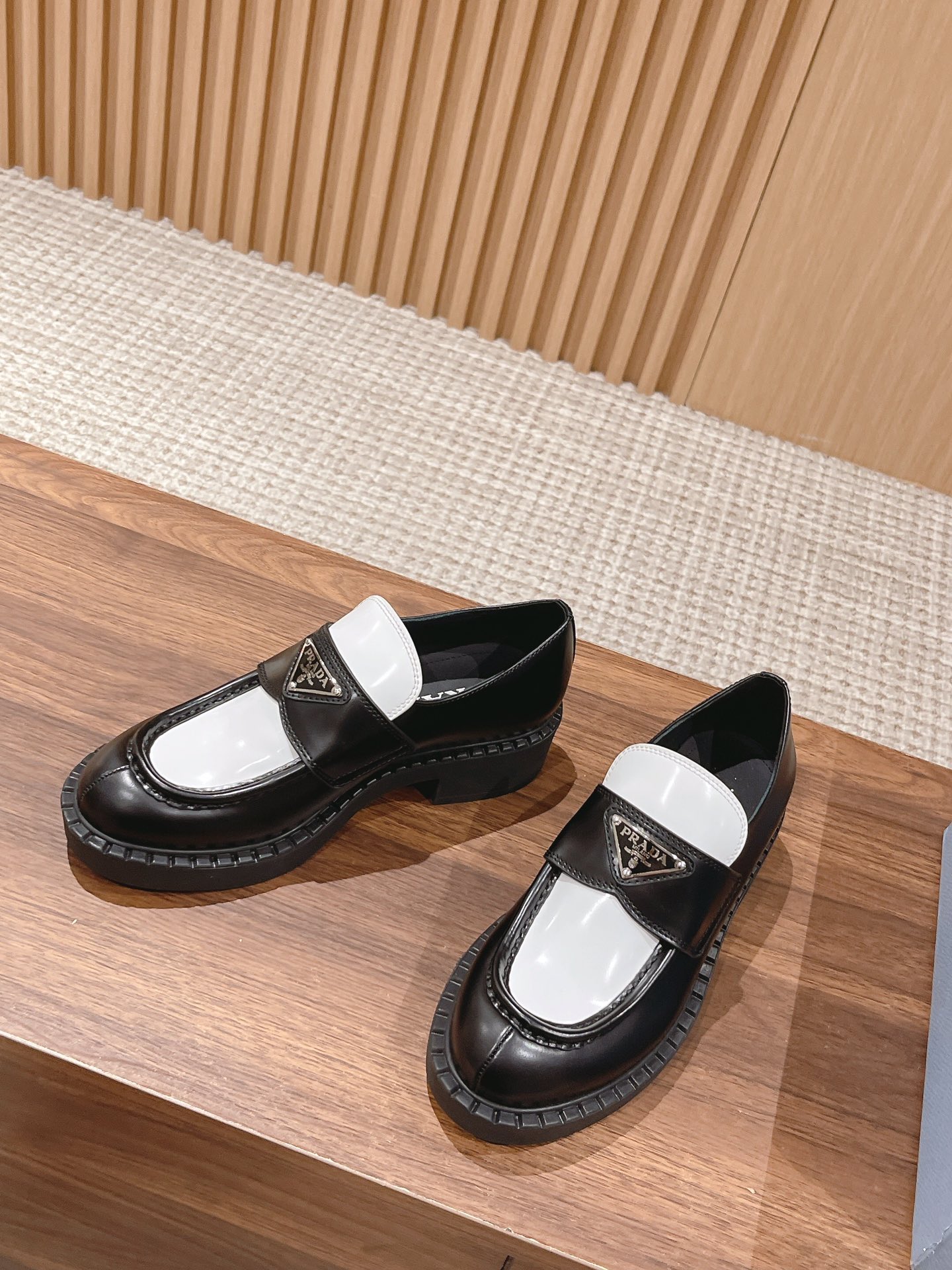 PRADAプラダ靴サイズコピー モカシン ローファー シューズ 牛革 軽量 ビジネス 通勤 防滑 防臭 履き心地 ホワイト_2
