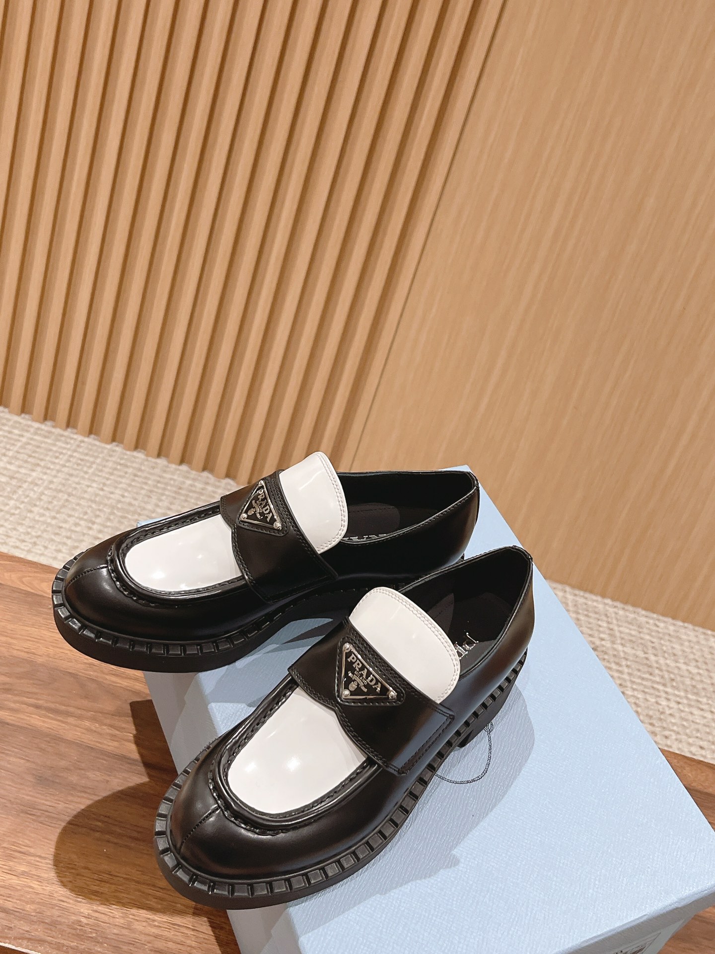 PRADAプラダ靴サイズコピー モカシン ローファー シューズ 牛革 軽量 ビジネス 通勤 防滑 防臭 履き心地 ホワイト_3