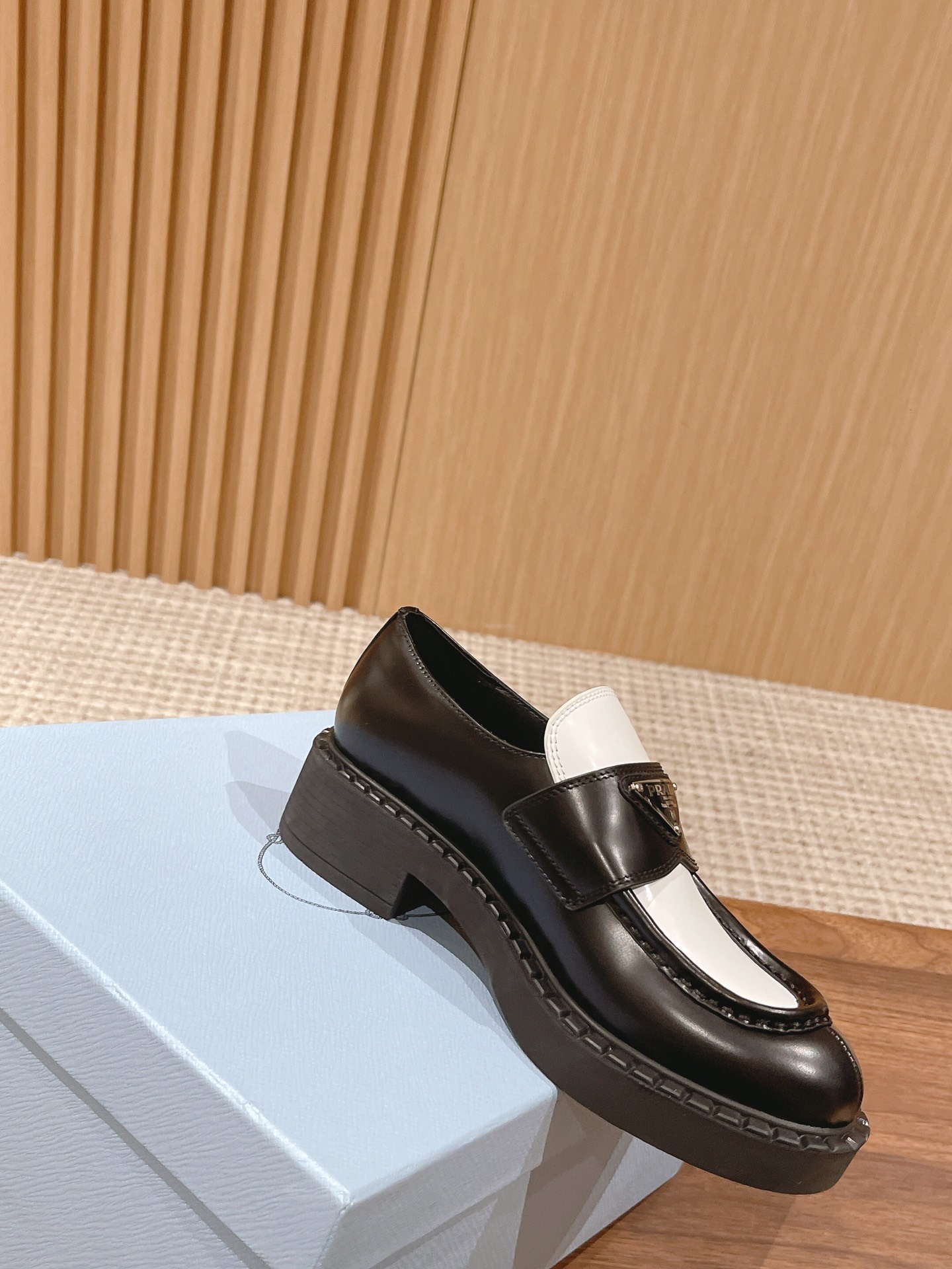 PRADAプラダ靴サイズコピー モカシン ローファー シューズ 牛革 軽量 ビジネス 通勤 防滑 防臭 履き心地 ホワイト_4