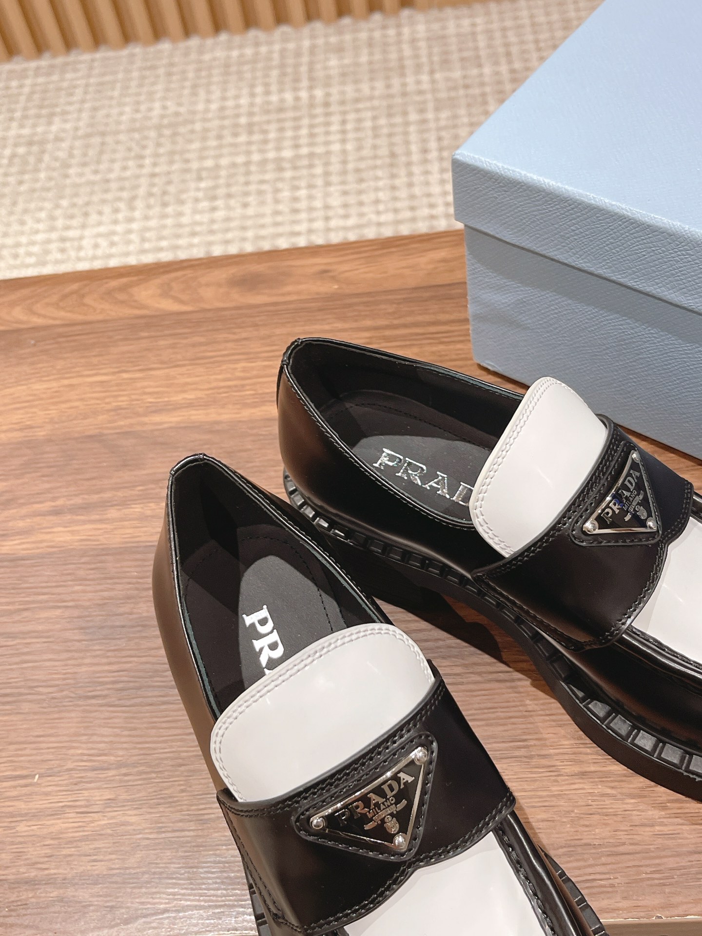 PRADAプラダ靴サイズコピー モカシン ローファー シューズ 牛革 軽量 ビジネス 通勤 防滑 防臭 履き心地 ホワイト_5