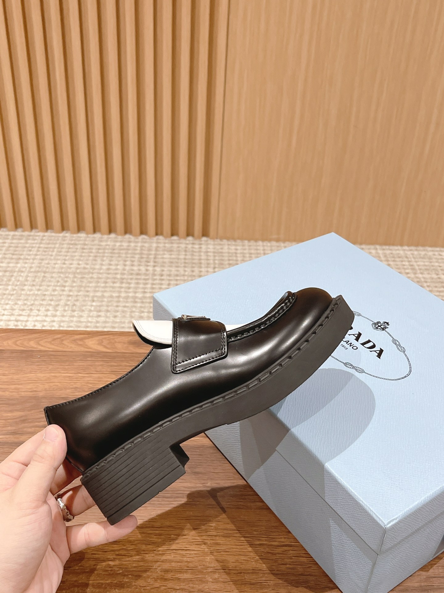 PRADAプラダ靴サイズコピー モカシン ローファー シューズ 牛革 軽量 ビジネス 通勤 防滑 防臭 履き心地 ホワイト_6