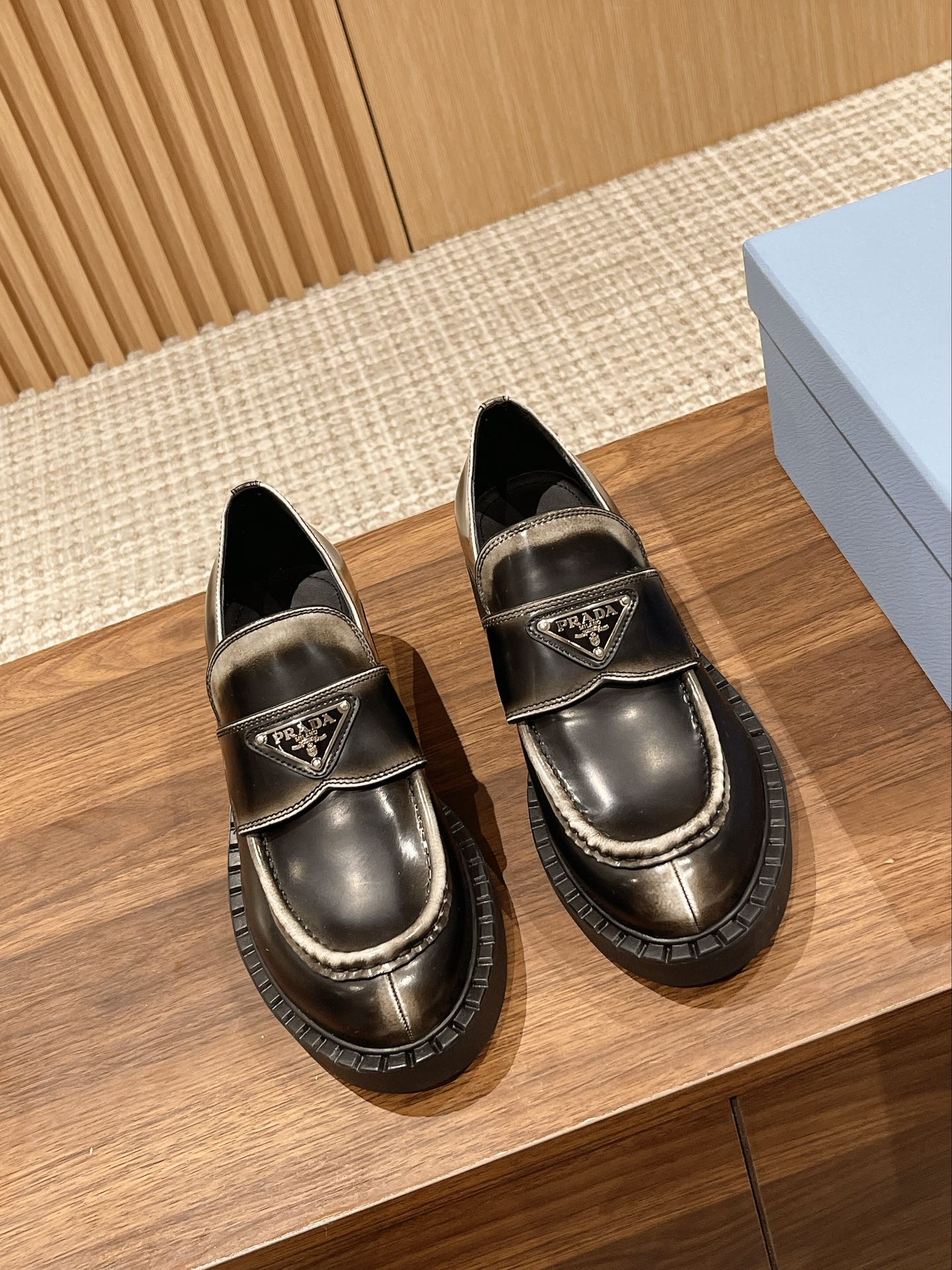 PRADAプラダ シューズ サイズスーパーコピー モカシン ローファー シューズ 牛革 軽量 ビジネス 通勤 防滑 防臭 履き心地 ブラック_1