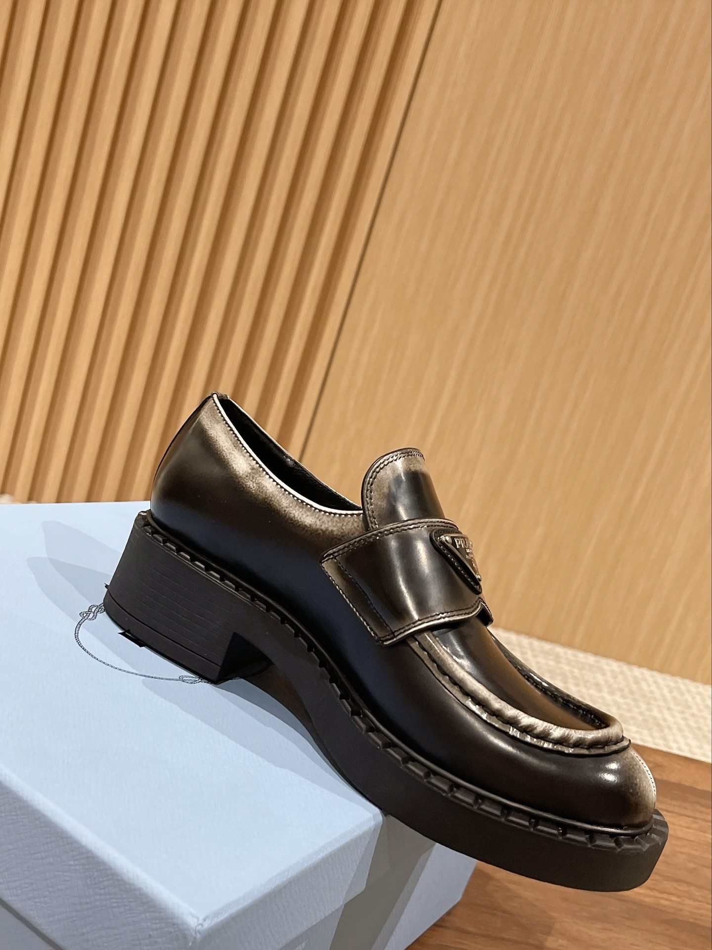 PRADAプラダ シューズ サイズスーパーコピー モカシン ローファー シューズ 牛革 軽量 ビジネス 通勤 防滑 防臭 履き心地 ブラック_3