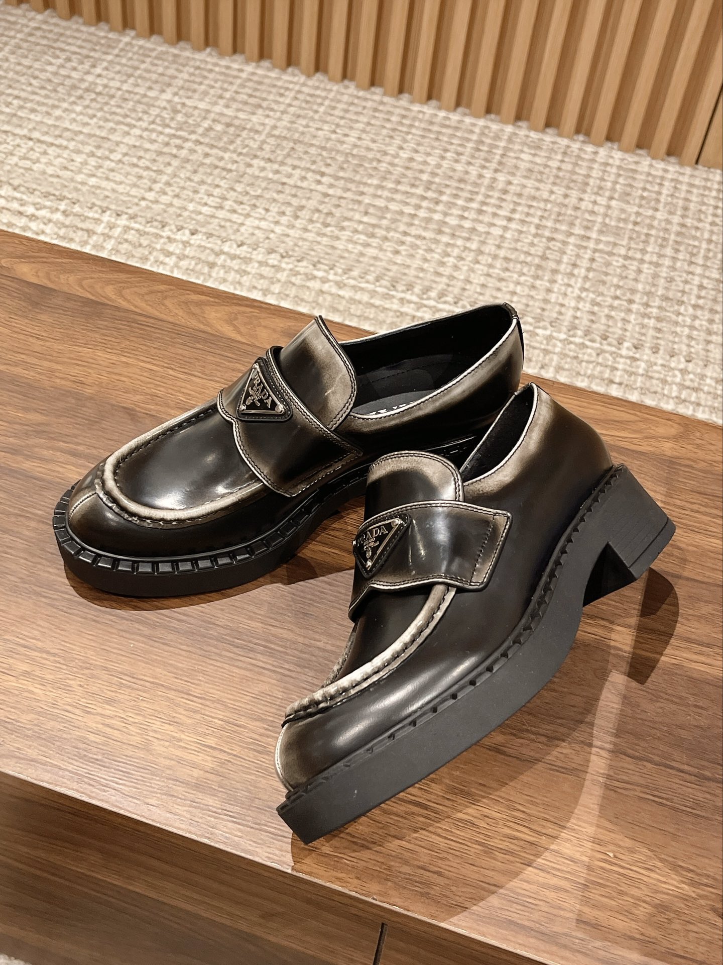 PRADAプラダ シューズ サイズスーパーコピー モカシン ローファー シューズ 牛革 軽量 ビジネス 通勤 防滑 防臭 履き心地 ブラック_4