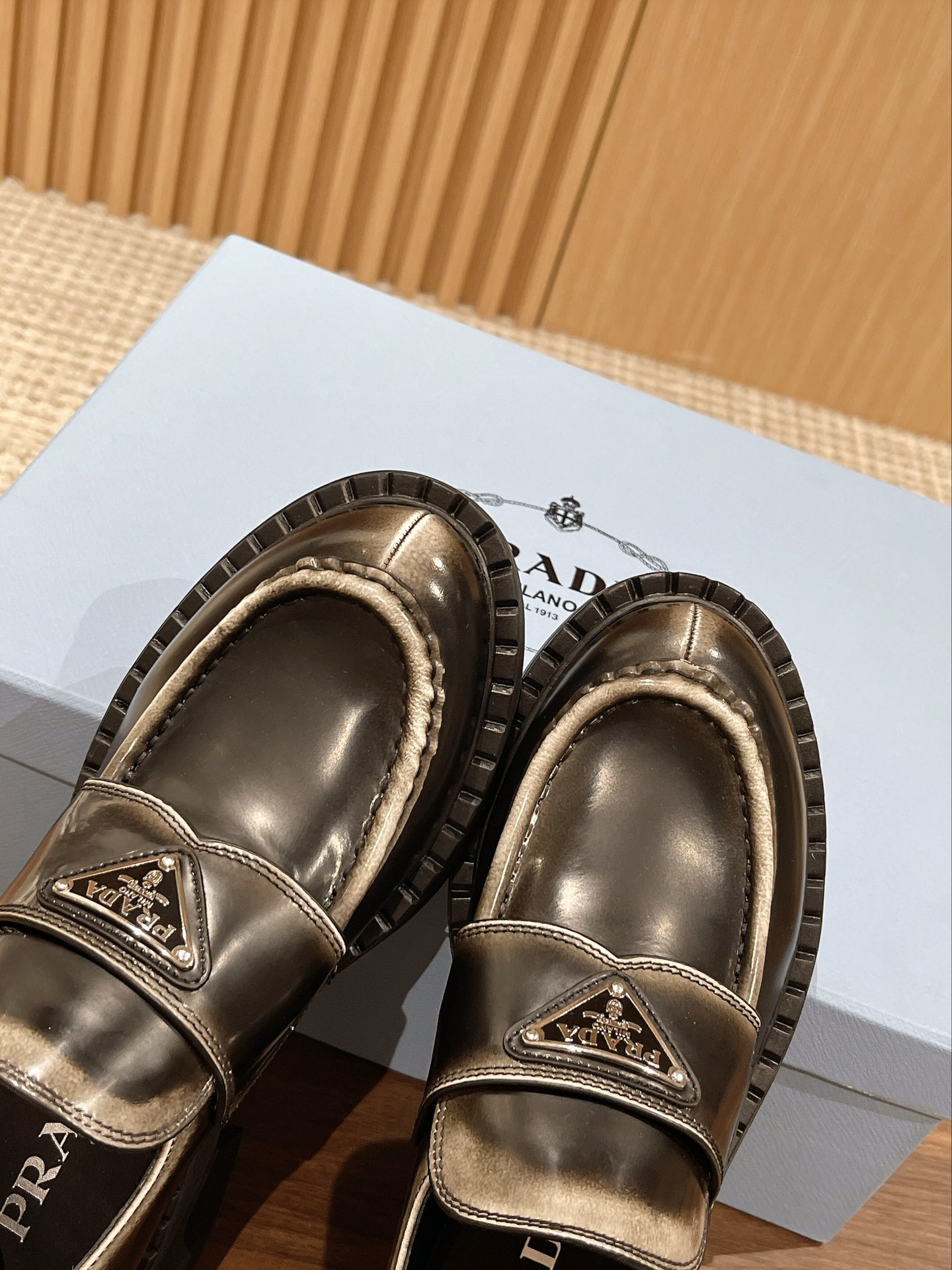 PRADAプラダ シューズ サイズスーパーコピー モカシン ローファー シューズ 牛革 軽量 ビジネス 通勤 防滑 防臭 履き心地 ブラック_7