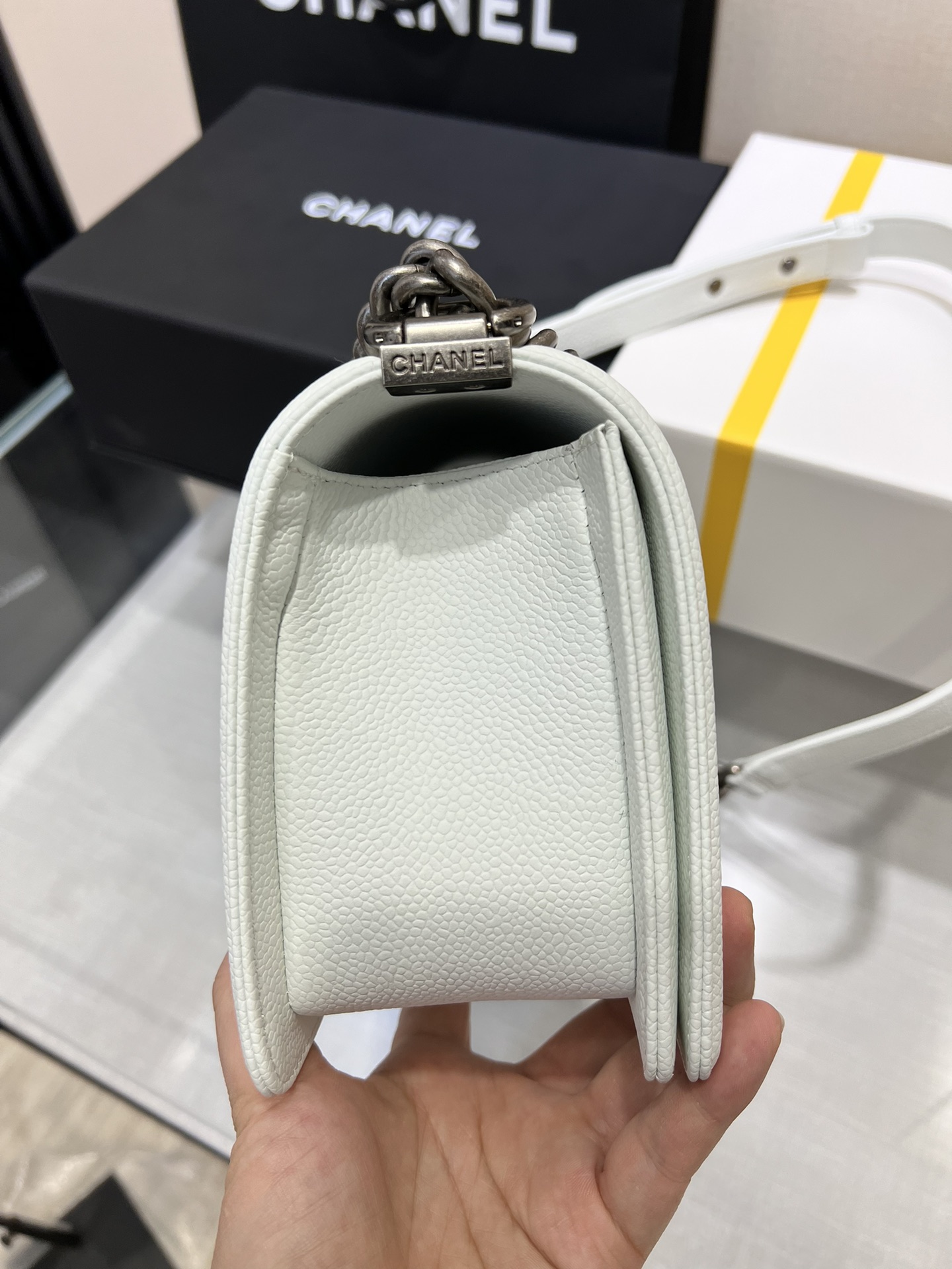 シャネル 偽物 スーパーコピー バッグ レザー ホワイト 軽量 チェーンバッグ 人気_4