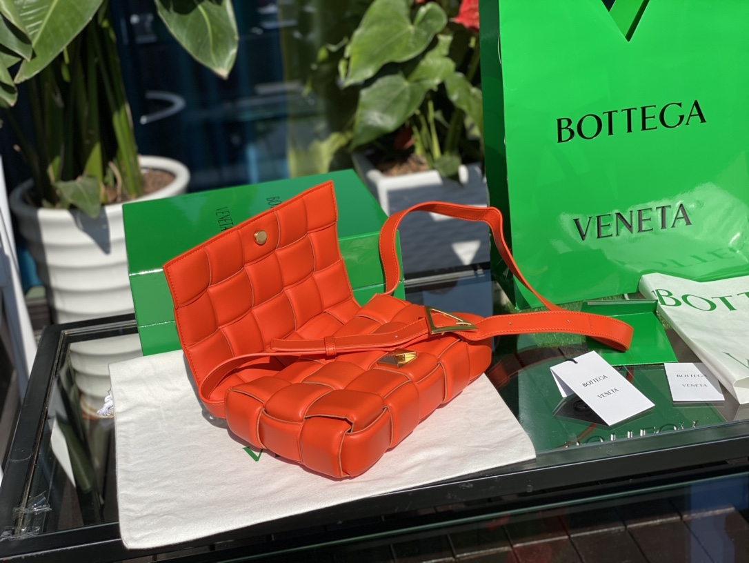 ブランドバッグ ボッテガ・ヴェネタ偽物 人気販売 斜め掛けバッグ 編み形 シンプル 男女兼用 レッド_1
