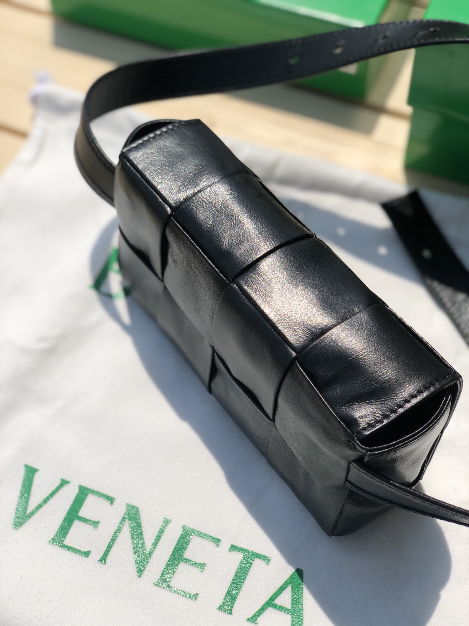 bottega venetaボッテガヴェネタのバッグコピー 人気販売 斜め掛けバッグ 編み形 シンプル 男女兼用 ブラック_3