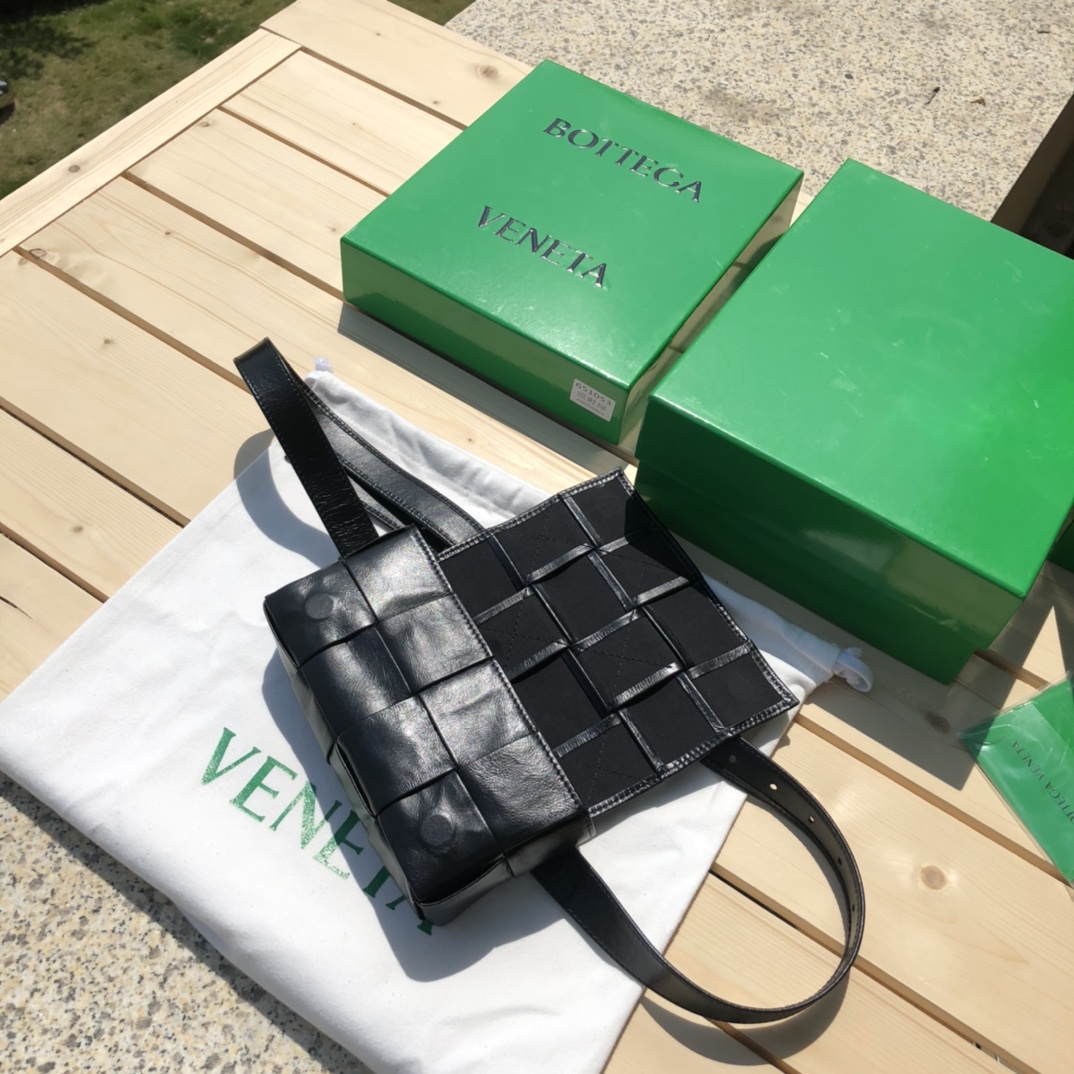 bottega venetaボッテガヴェネタのバッグコピー 人気販売 斜め掛けバッグ 編み形 シンプル 男女兼用 ブラック_4