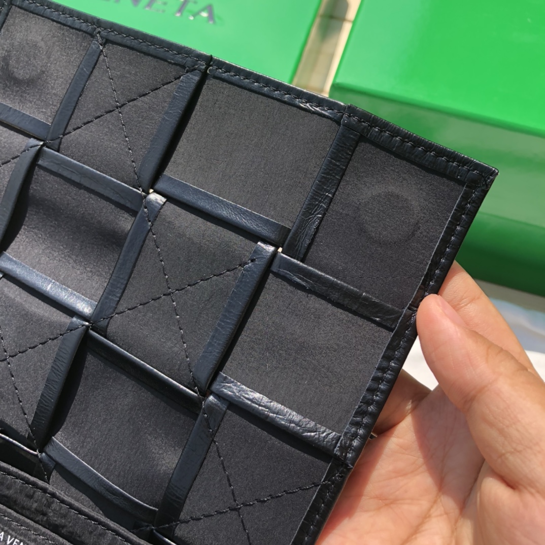bottega venetaボッテガヴェネタのバッグコピー 人気販売 斜め掛けバッグ 編み形 シンプル 男女兼用 ブラック_5