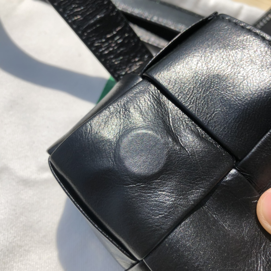 bottega venetaボッテガヴェネタのバッグコピー 人気販売 斜め掛けバッグ 編み形 シンプル 男女兼用 ブラック_7