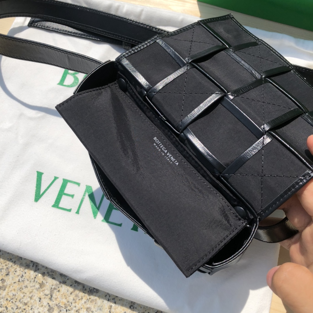 bottega venetaボッテガヴェネタのバッグコピー 人気販売 斜め掛けバッグ 編み形 シンプル 男女兼用 ブラック_8