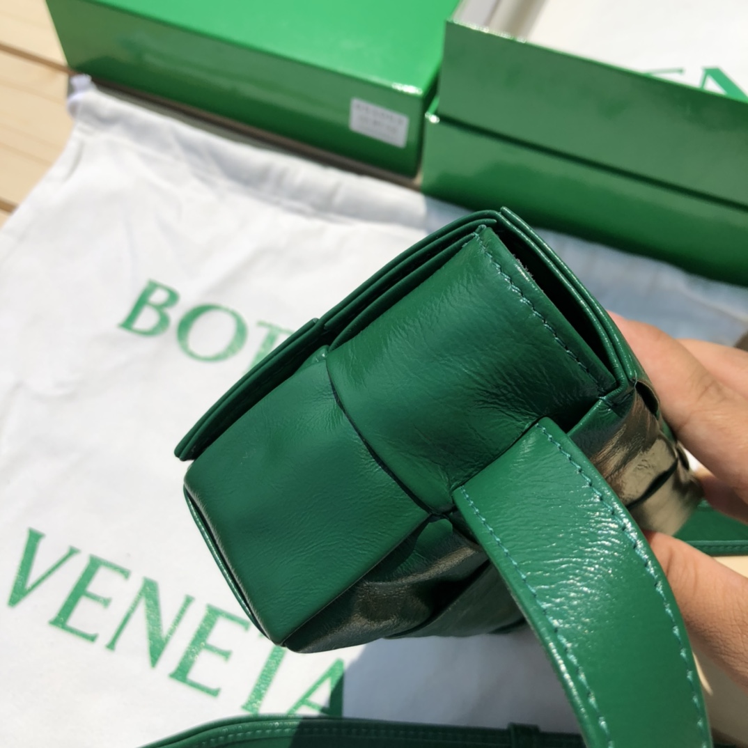 bottega venetaボッテガヴェネタ エディターズバッグ激安通販 ウエストバッグ 軽量 編み形 ミニバッグ 男女兼用 グリーン_4