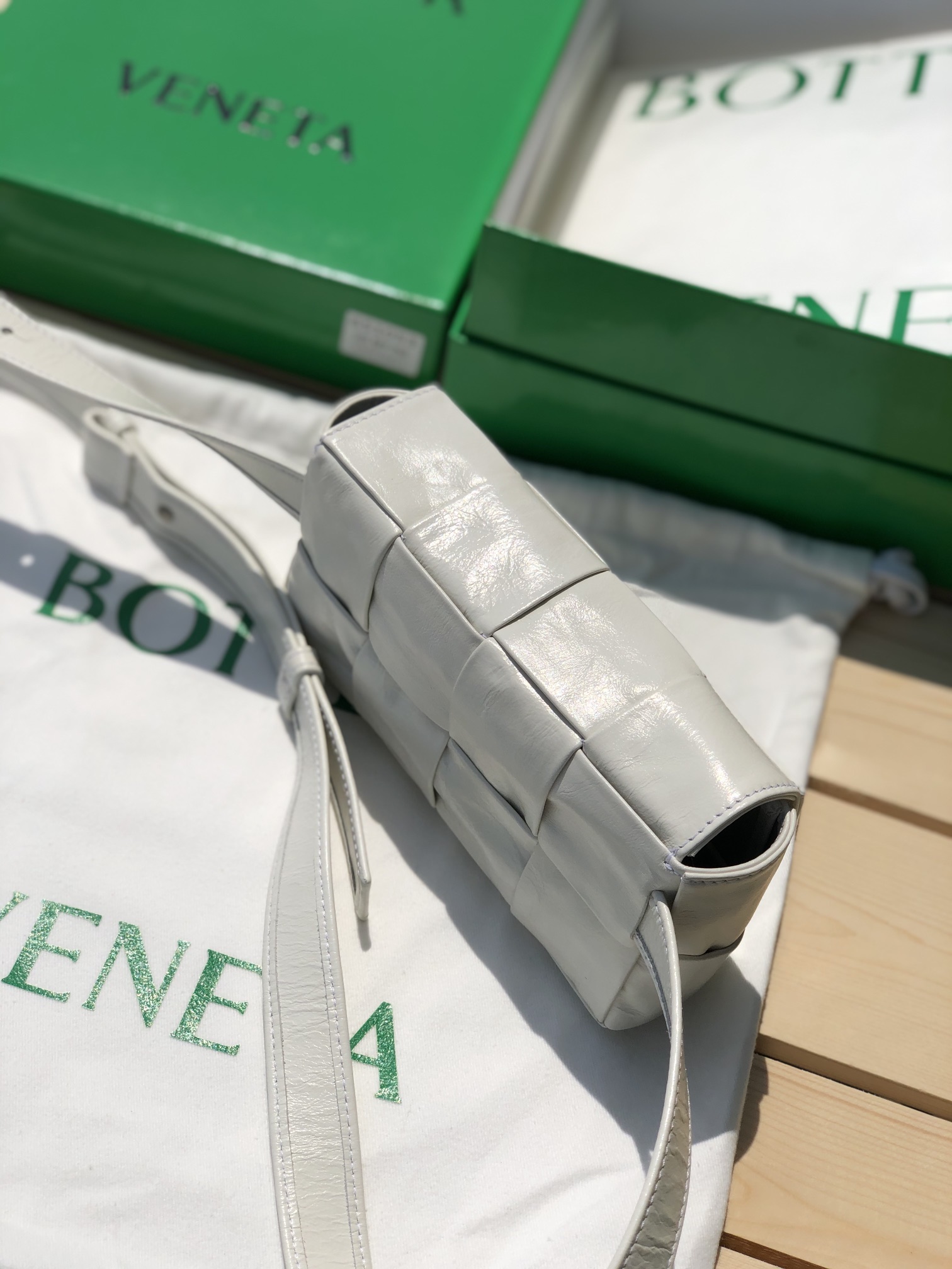 bottega venetaボッテガエコバッグ偽物 ウエストバッグ 軽量 編み形 ミニバッグ 男女兼用 ホワイト_2