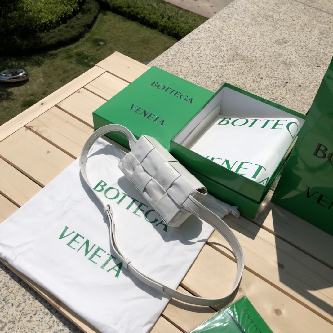 bottega venetaボッテガエコバッグ偽物 ウエストバッグ 軽量 編み形 ミニバッグ 男女兼用 ホワイト_5