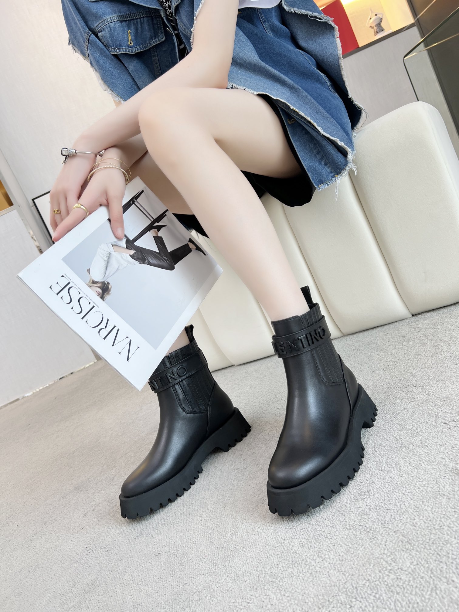 valentino ヴァレンティノレディーススニーカー偽物 ドクターマーチン 厚底 ブーツ レザー 牛革 靴 シンプル ブラック_1